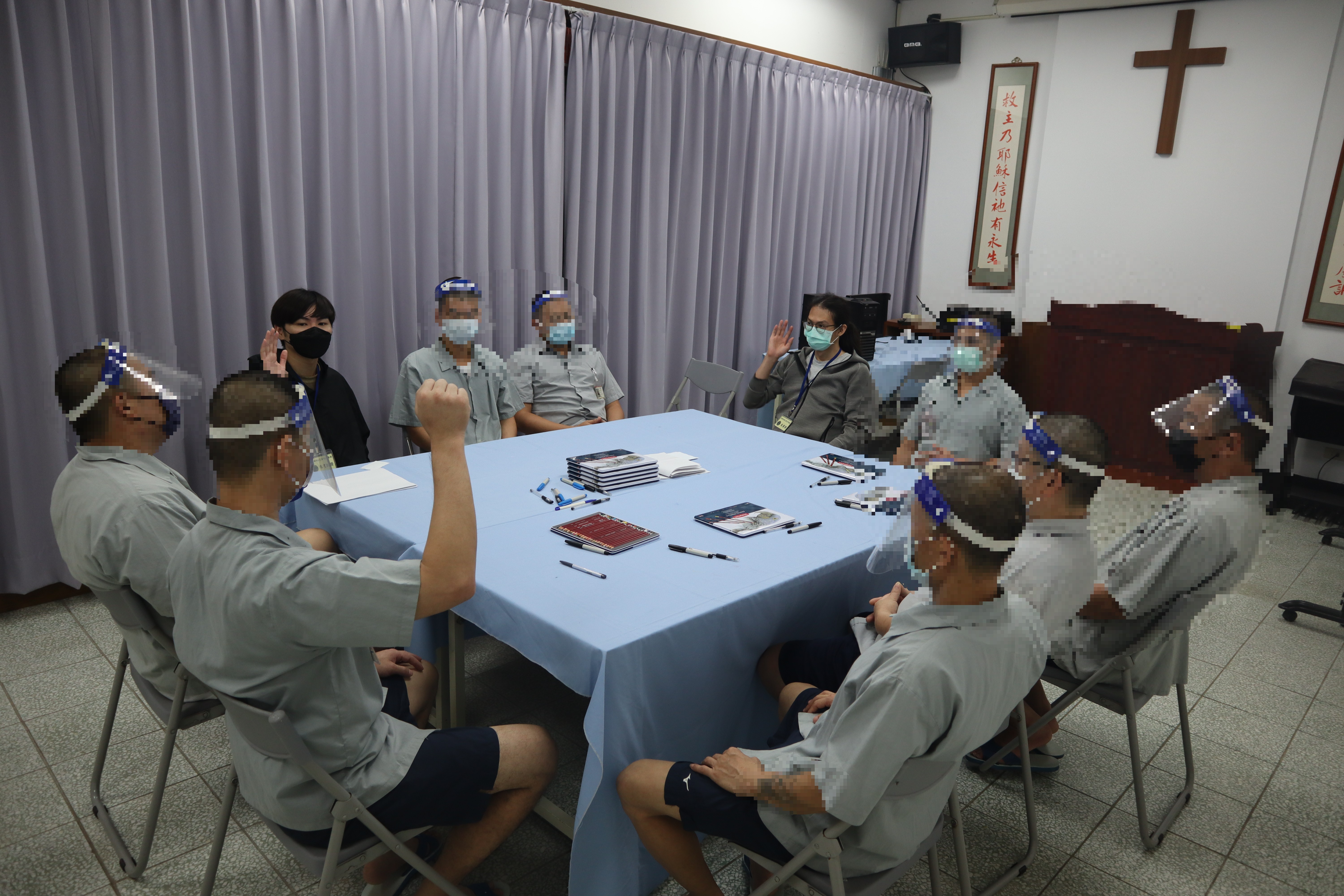收容人舉手欲與團體成員互動
