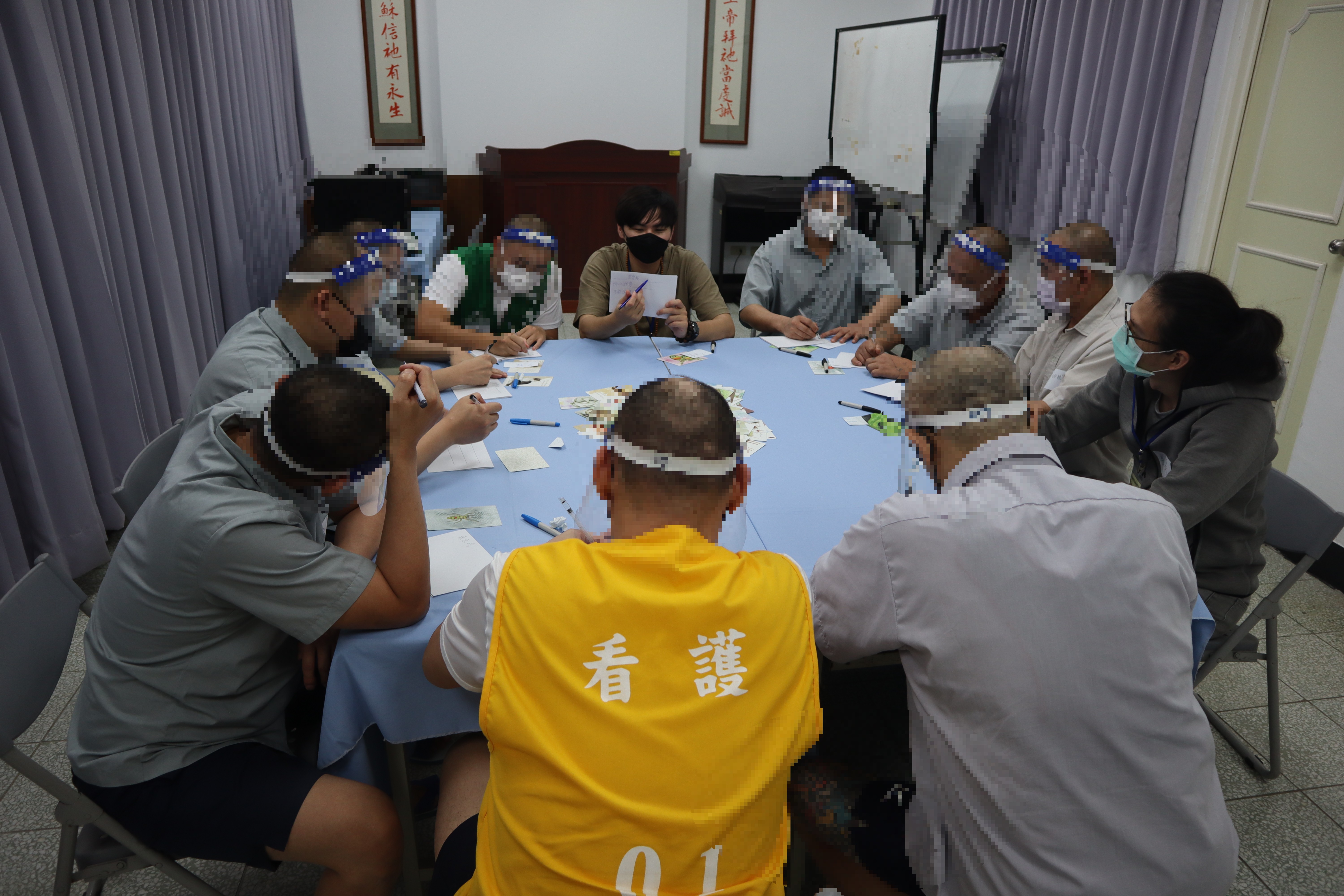 心理師示範如何繪製作品