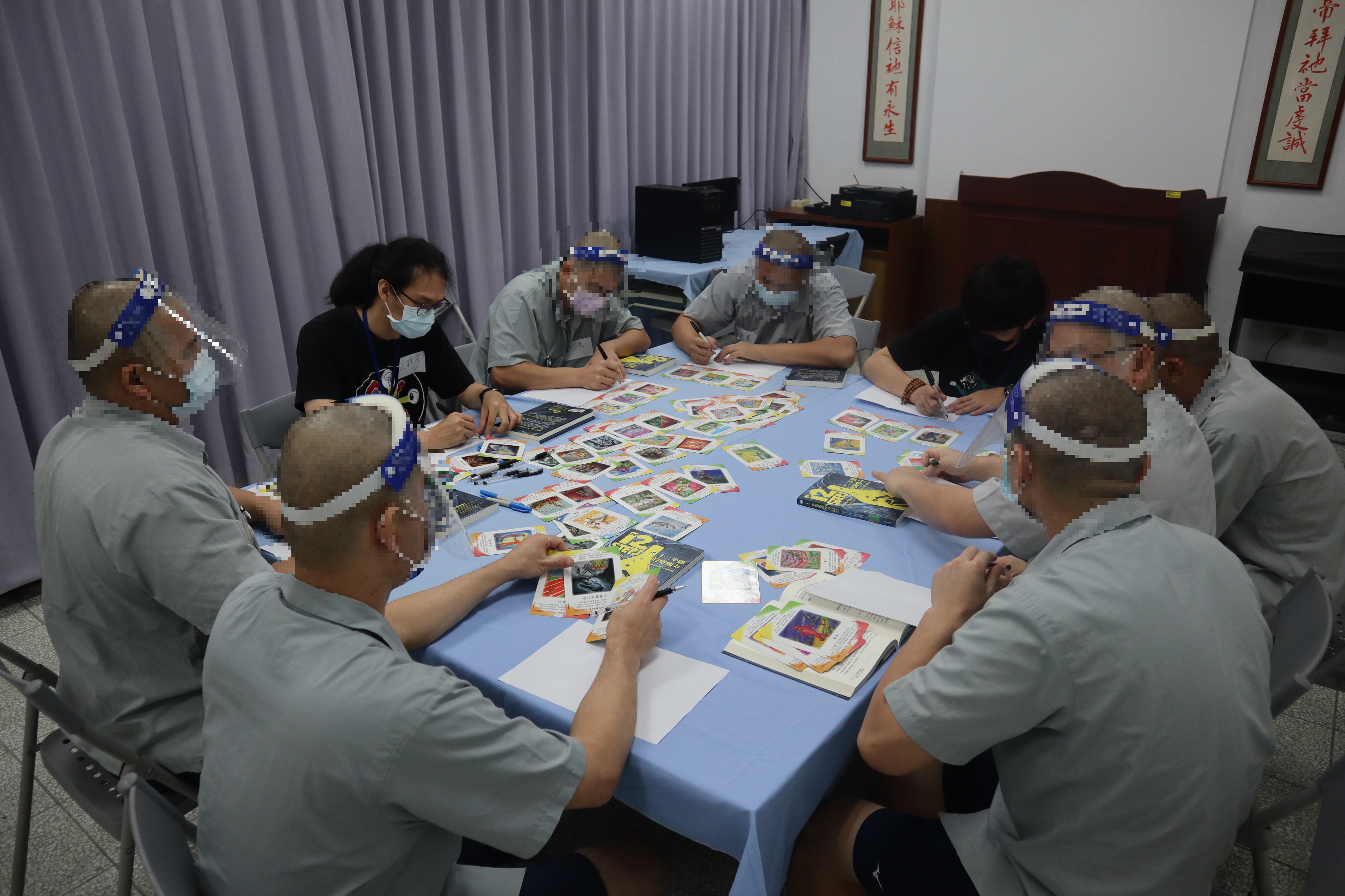 心理師與收容人一同繪製作品