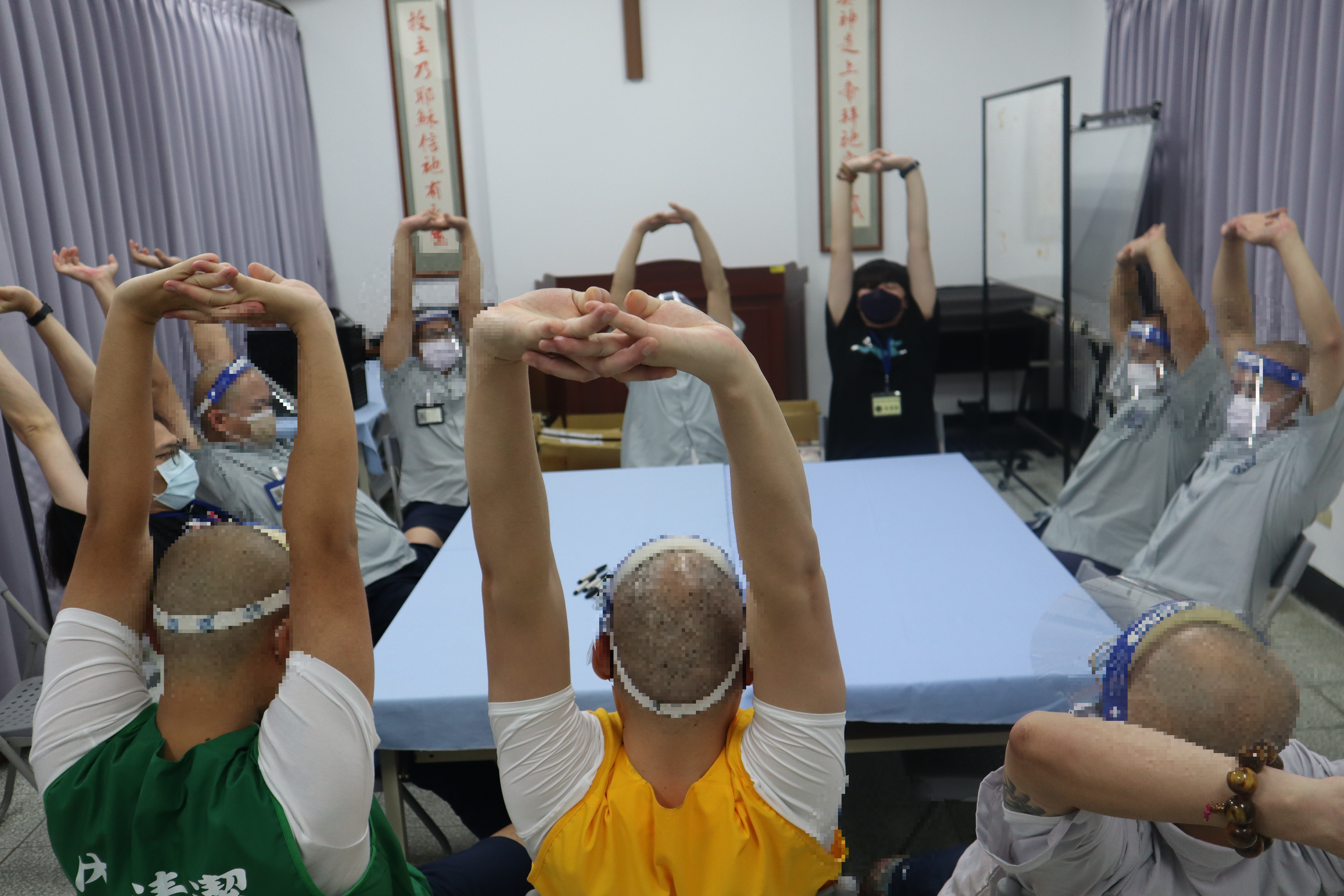 心理師帶領收容人進行伸展舒緩運動