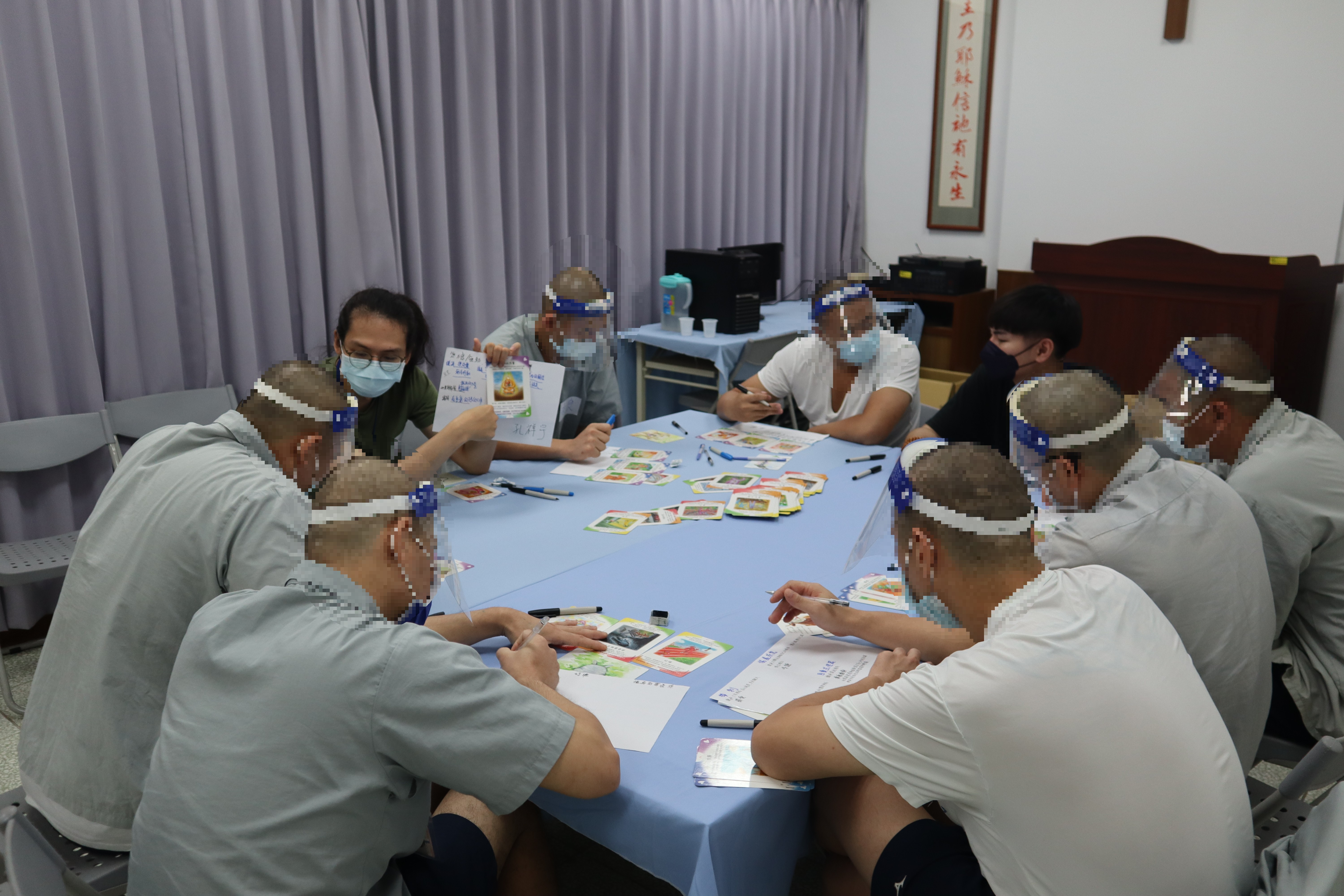 心理師向收容人展示自己的作品及概念