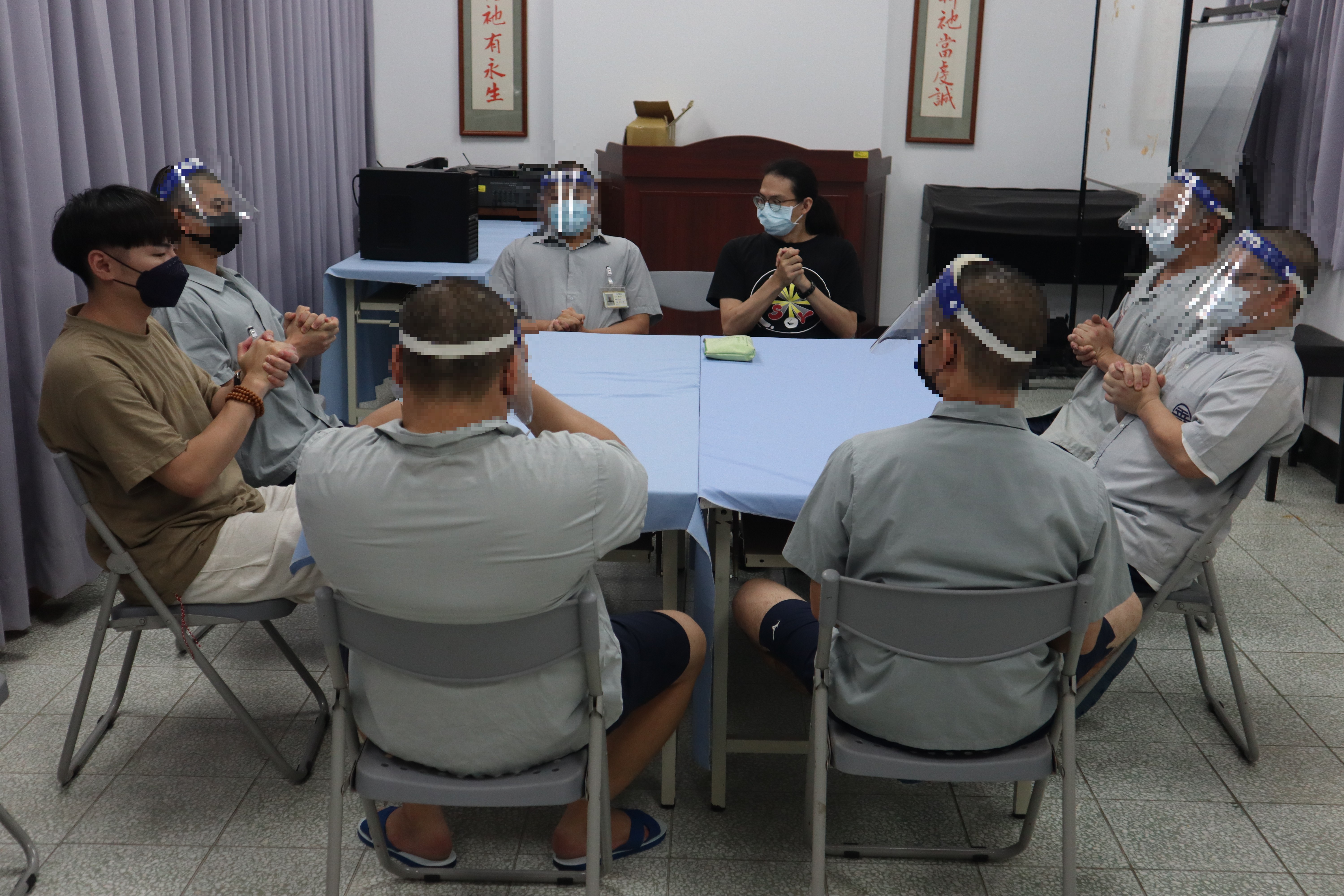 心理師帶領收容人進行漸進式肌肉放鬆運動