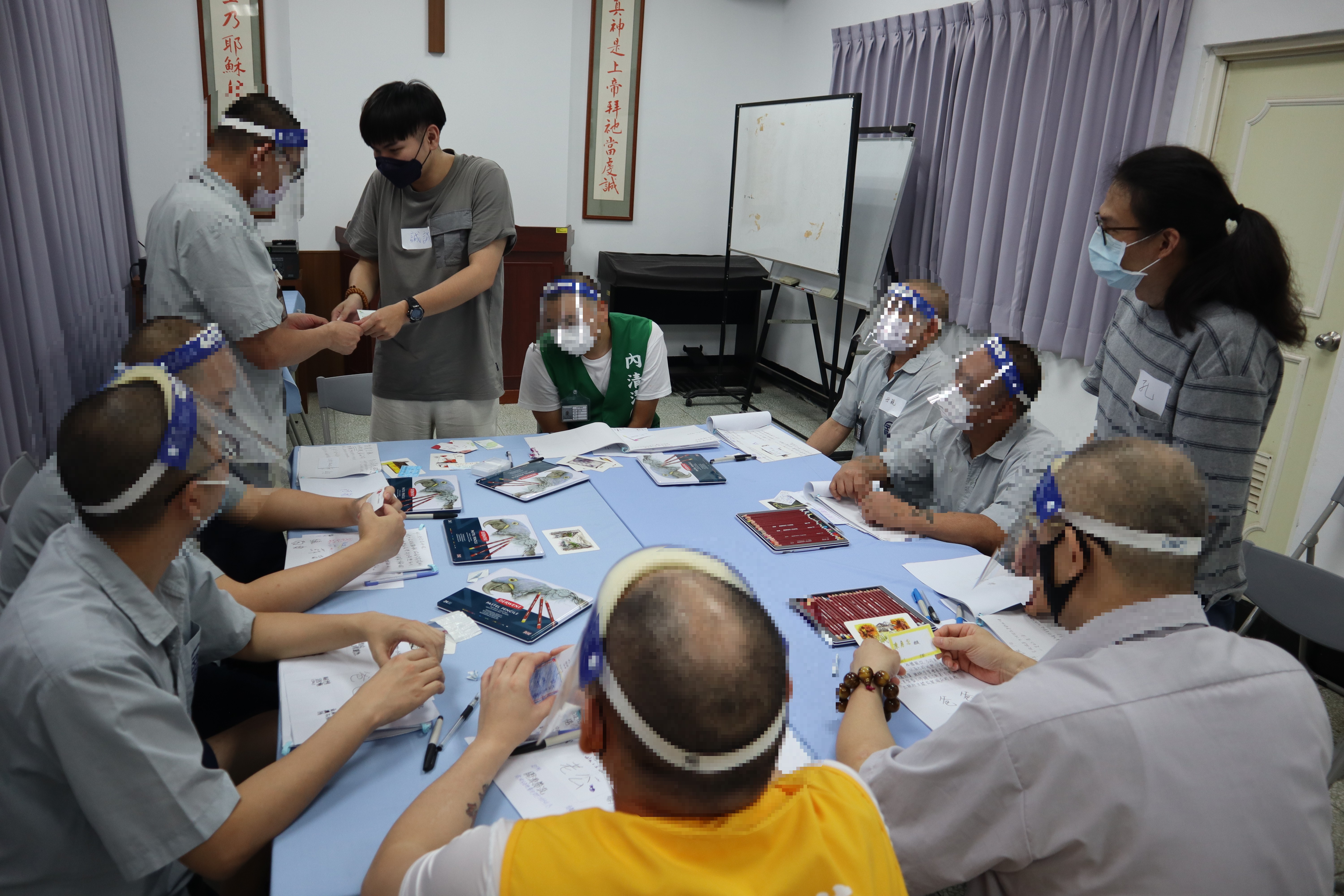 心理師與收容人互遞名片以象徵課程結束