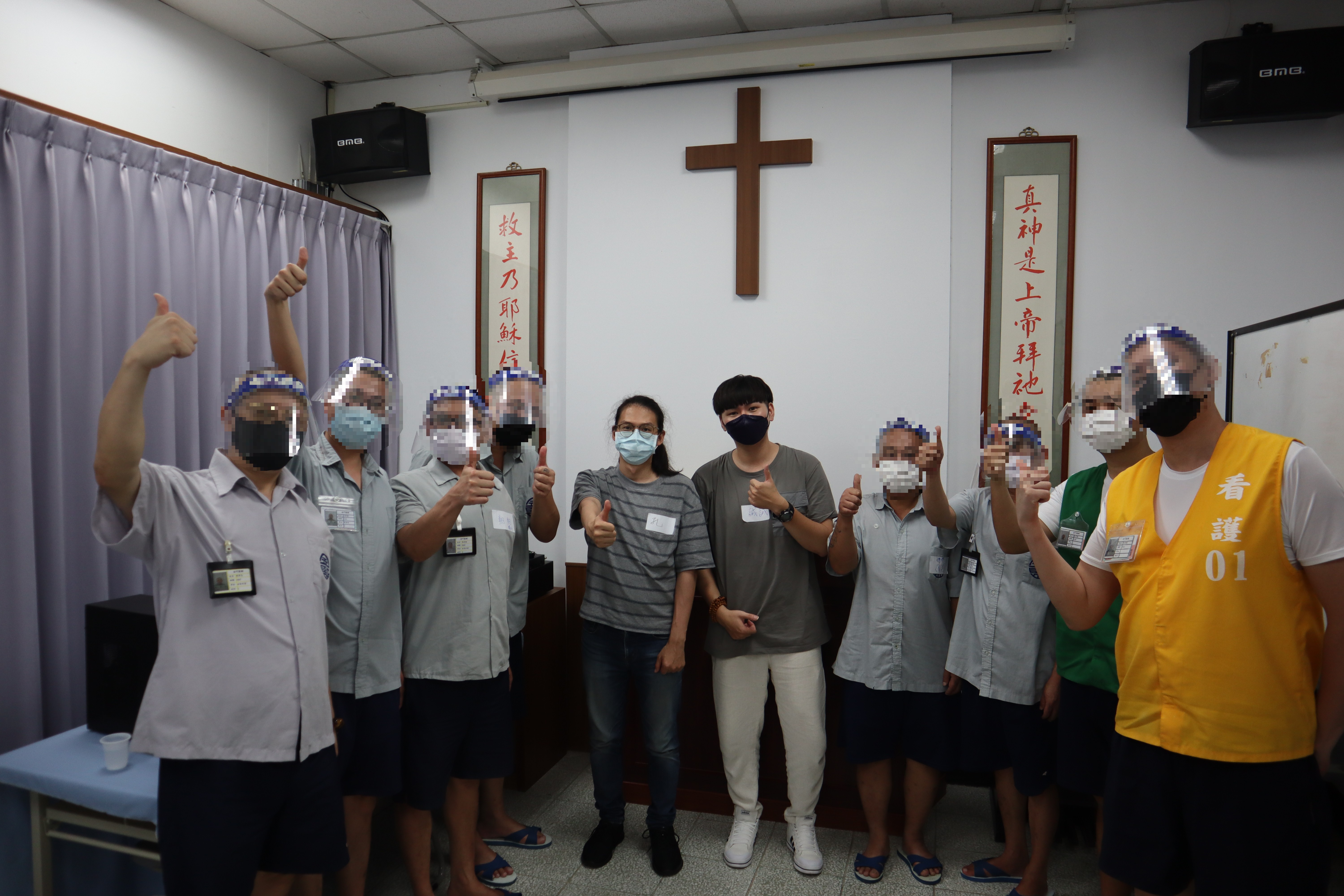 心理師與收容人進行團體結束之大合照