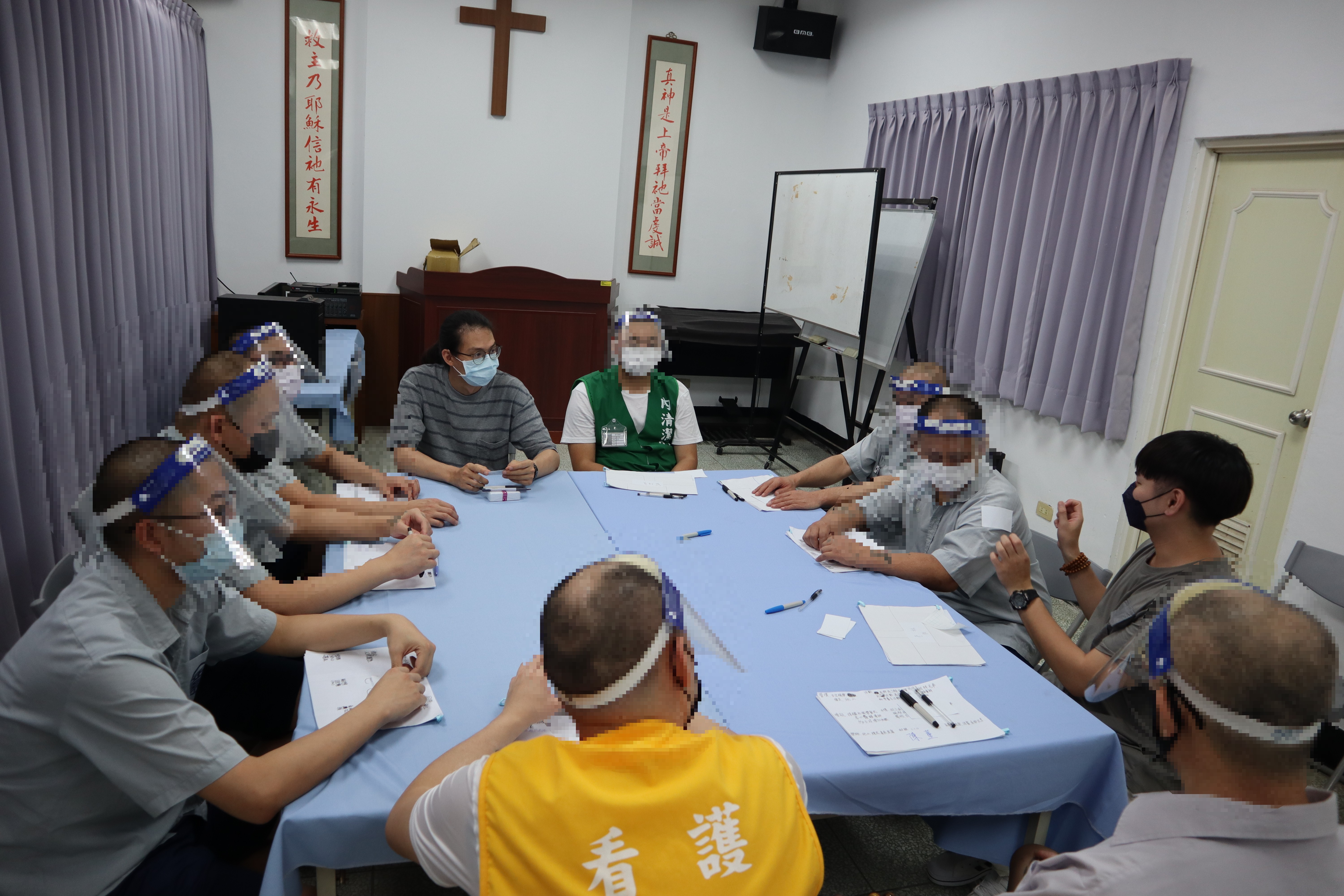 心理師與收容人講述歷次課程的重點摘要以及回顧