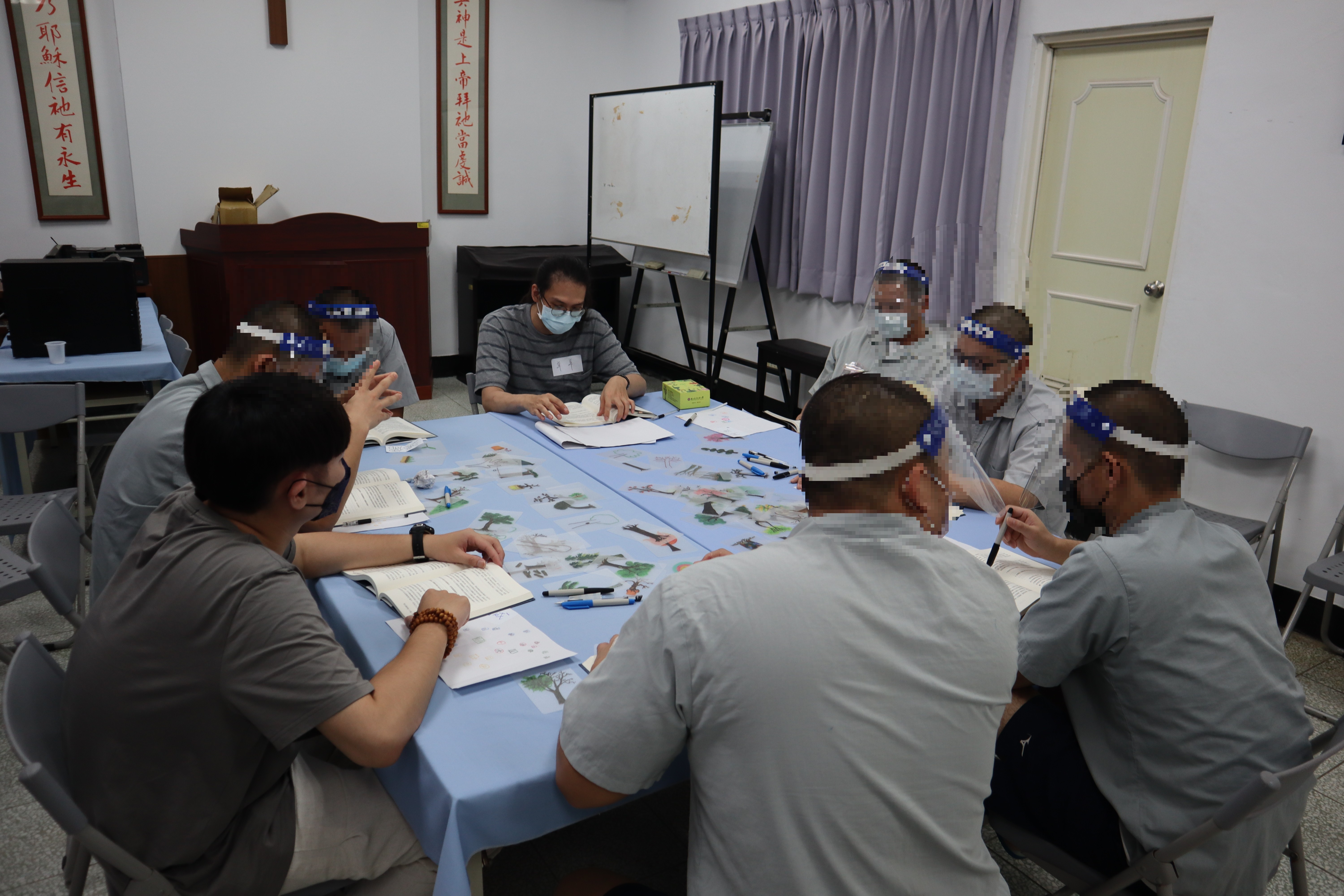 心理師帶領收容人一同閱讀書籍
