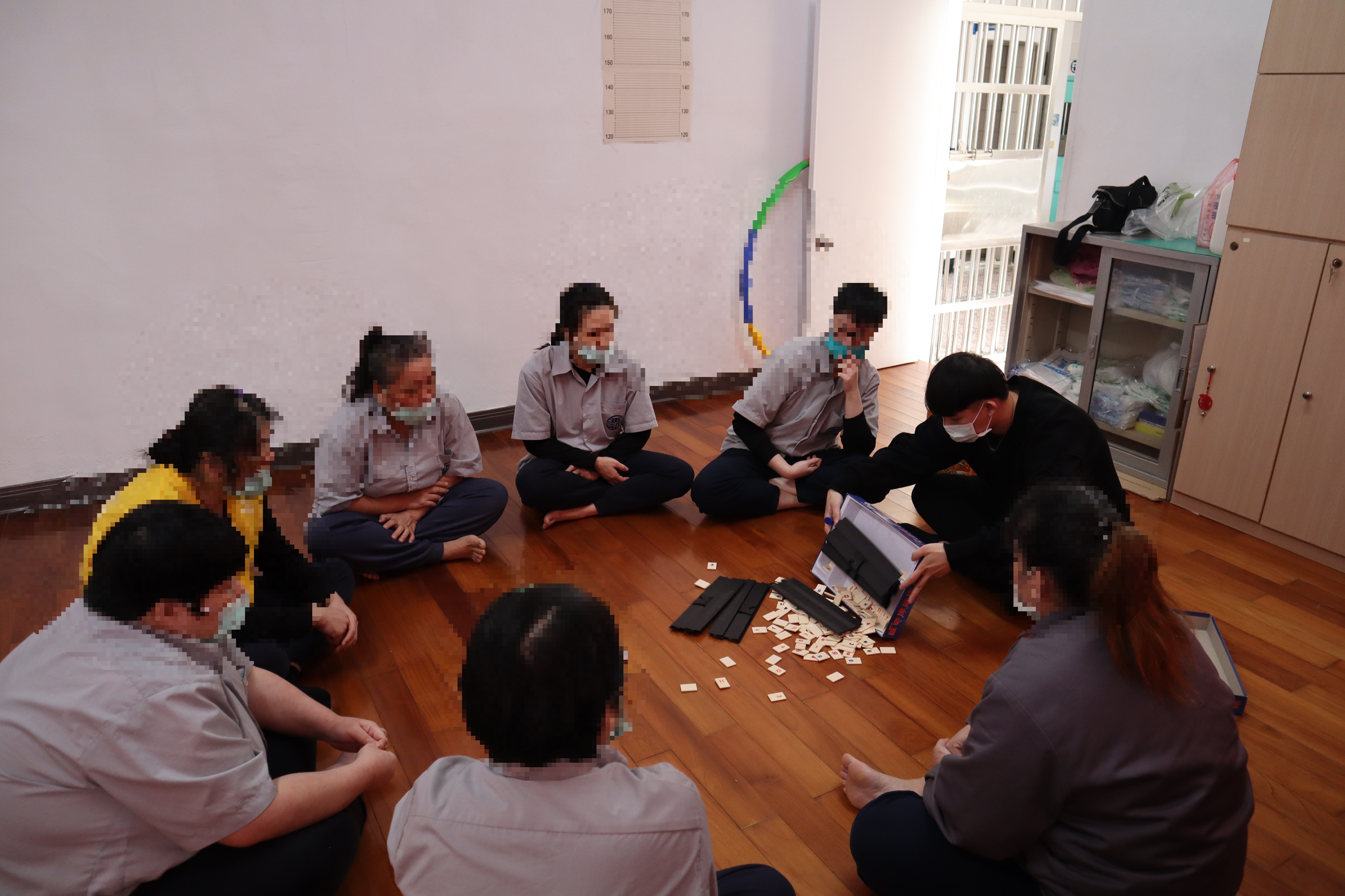 Social workers use board games to interact with inmates