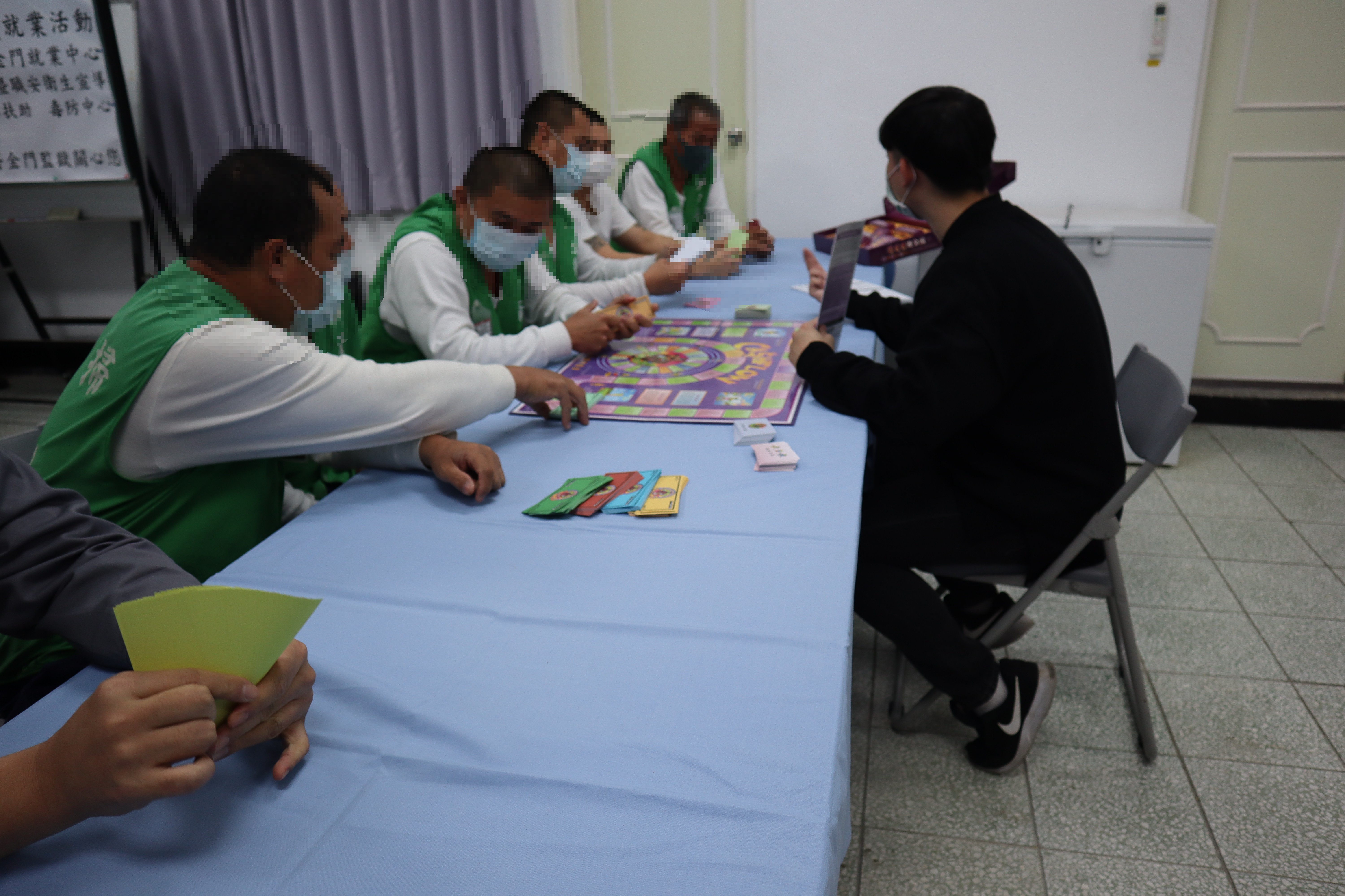 Social workers experience board games with inmates