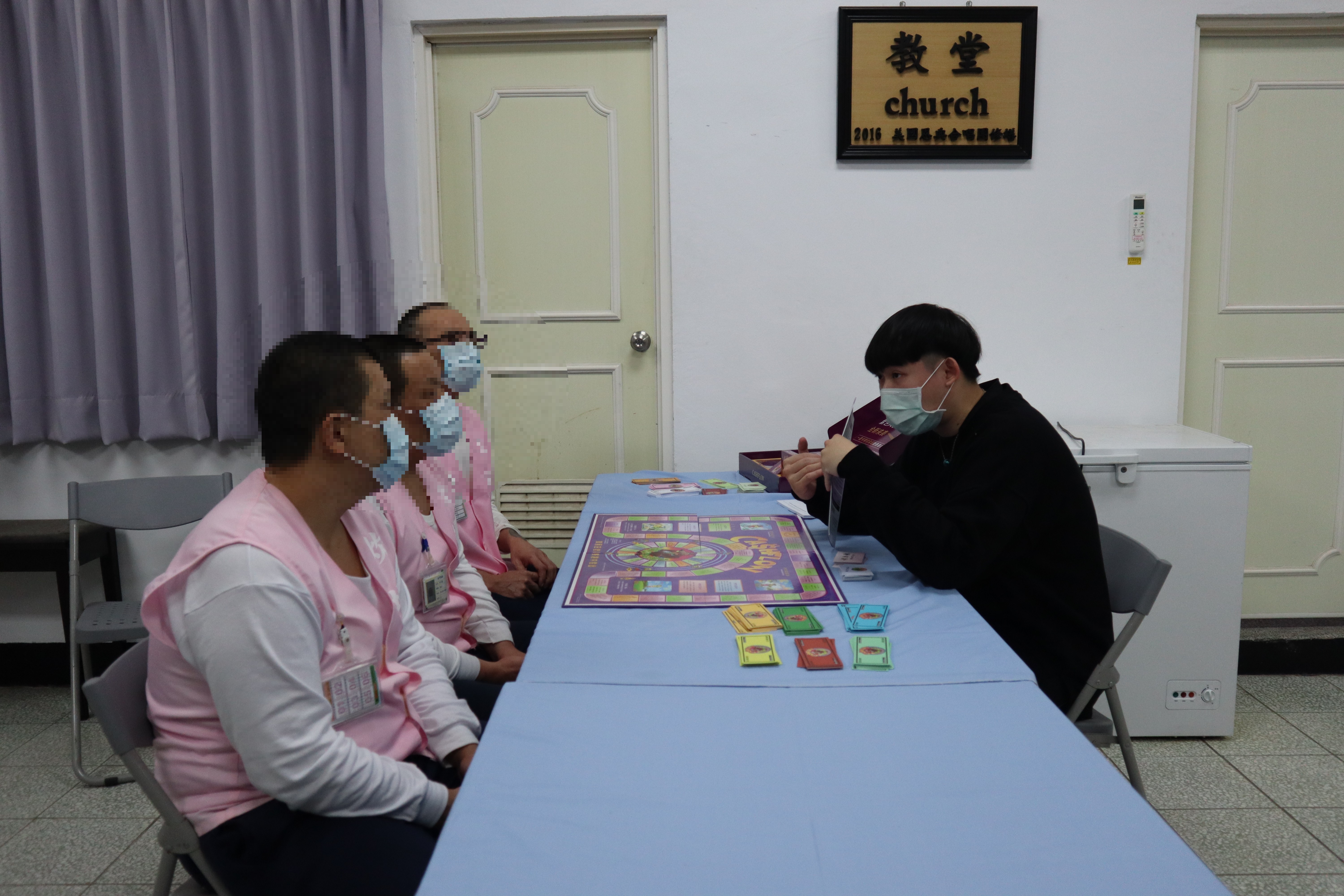 Social workers experience board games with inmates