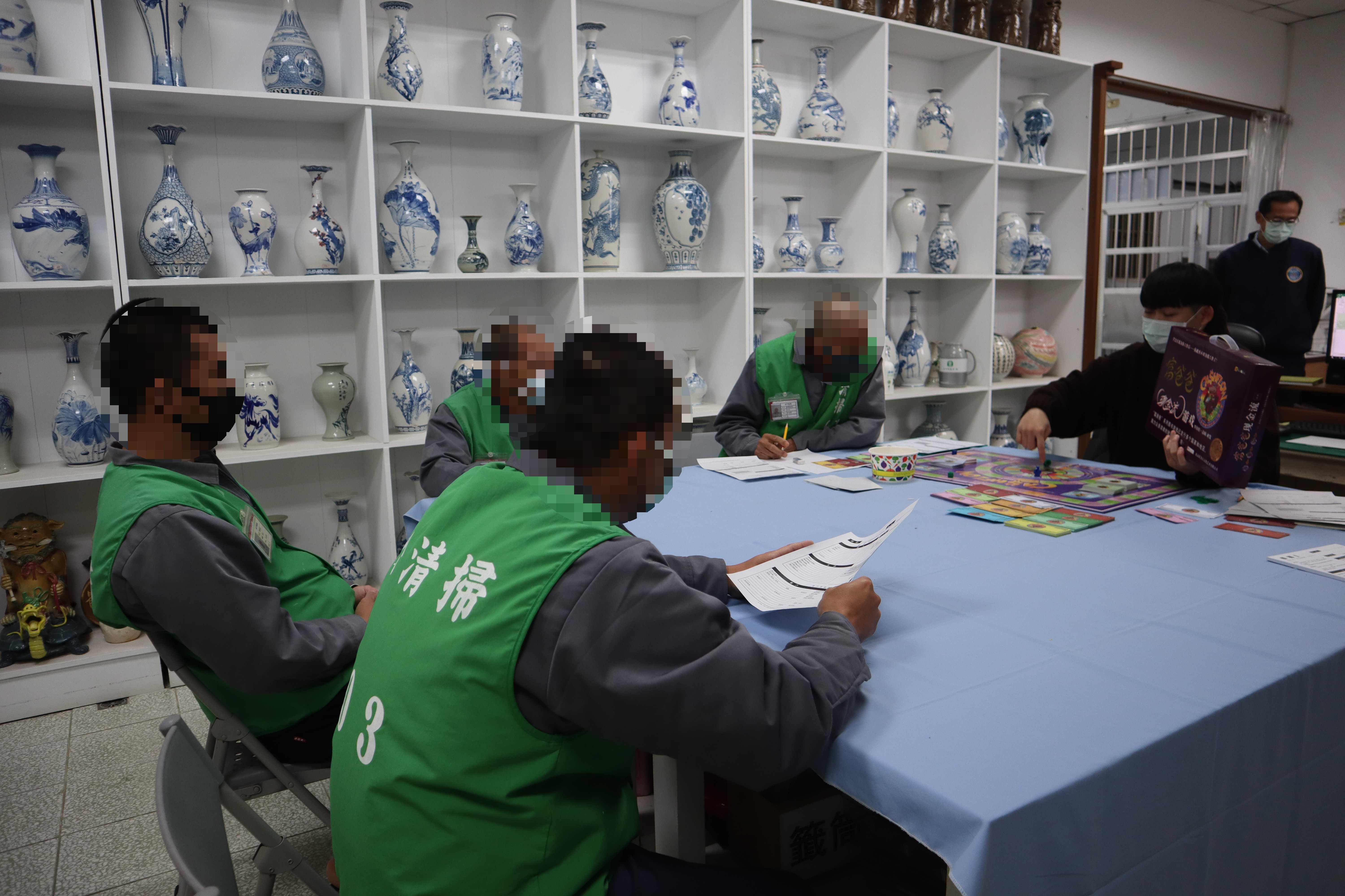 Social workers experience board games with inmates