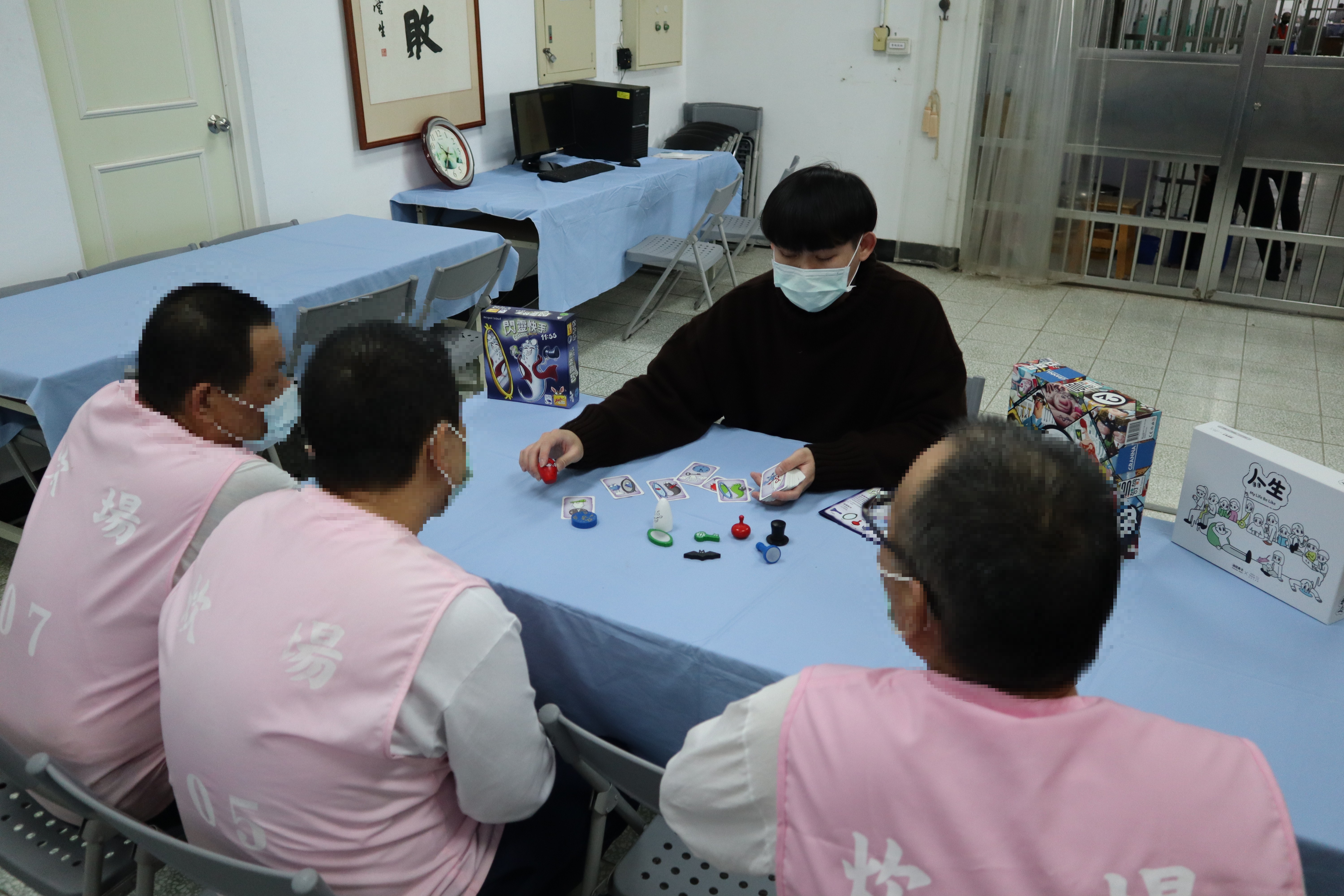 Social workers introduce the rules of board game play
