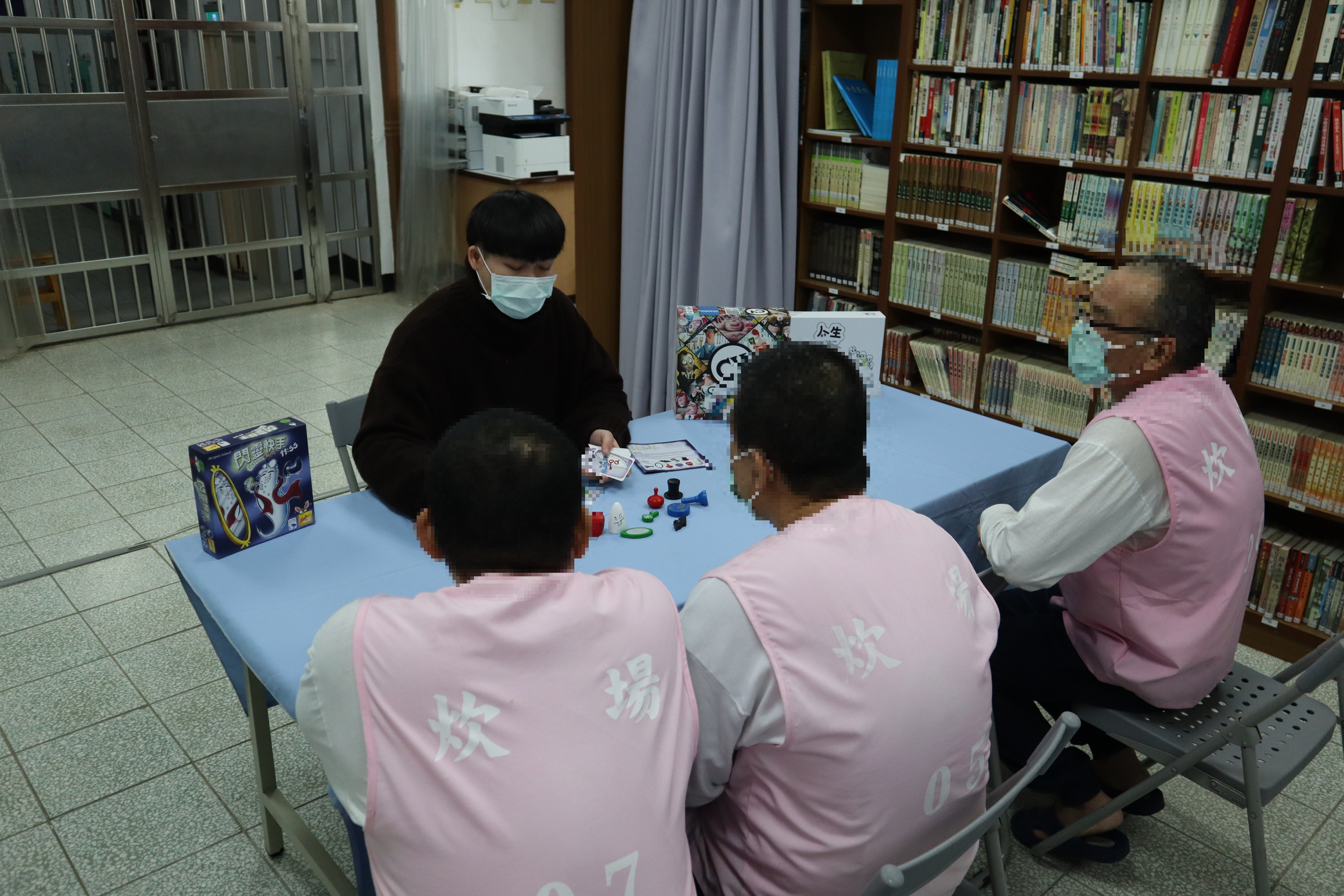 Social workers experience board games with inmates