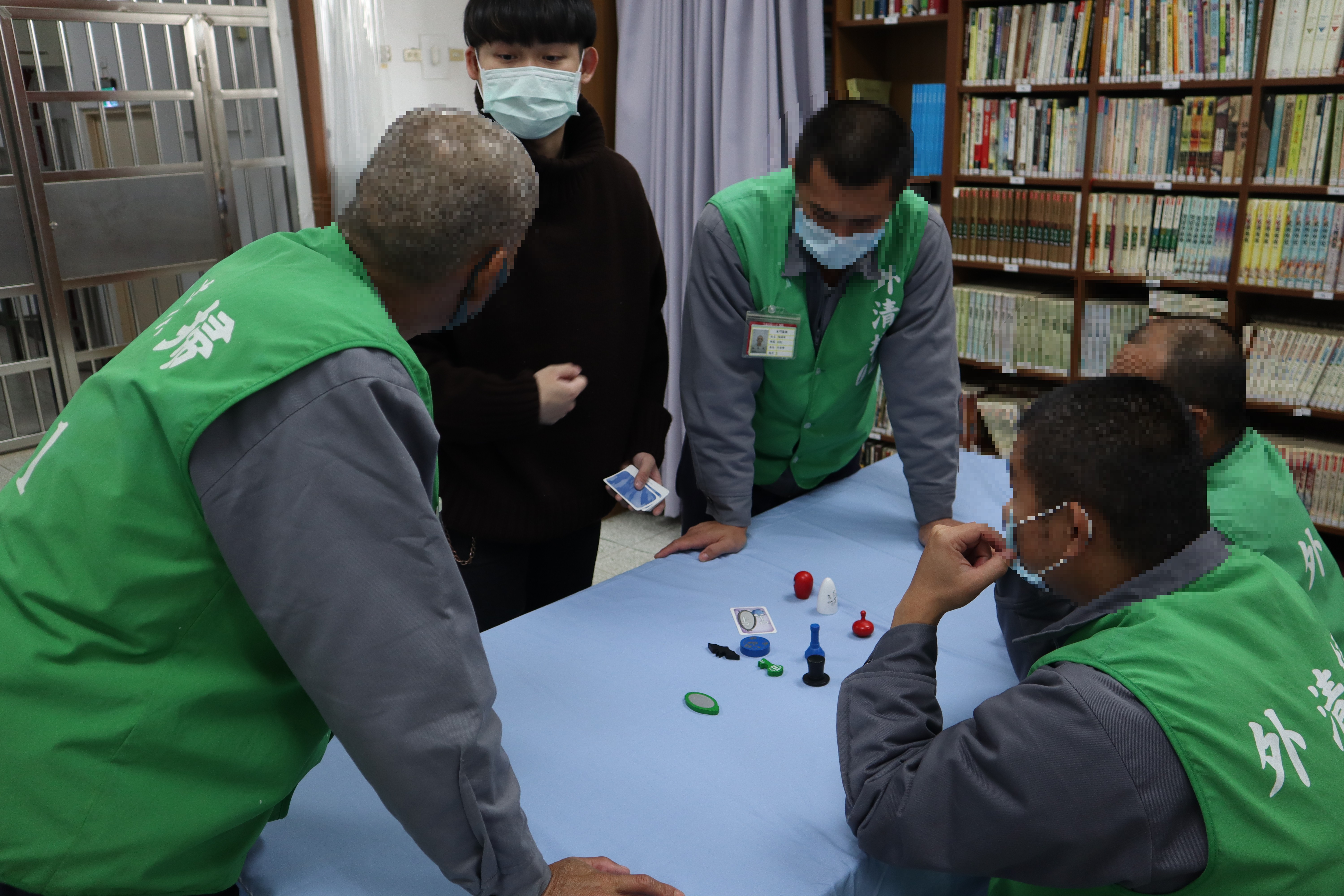 Social workers experience board games with inmates