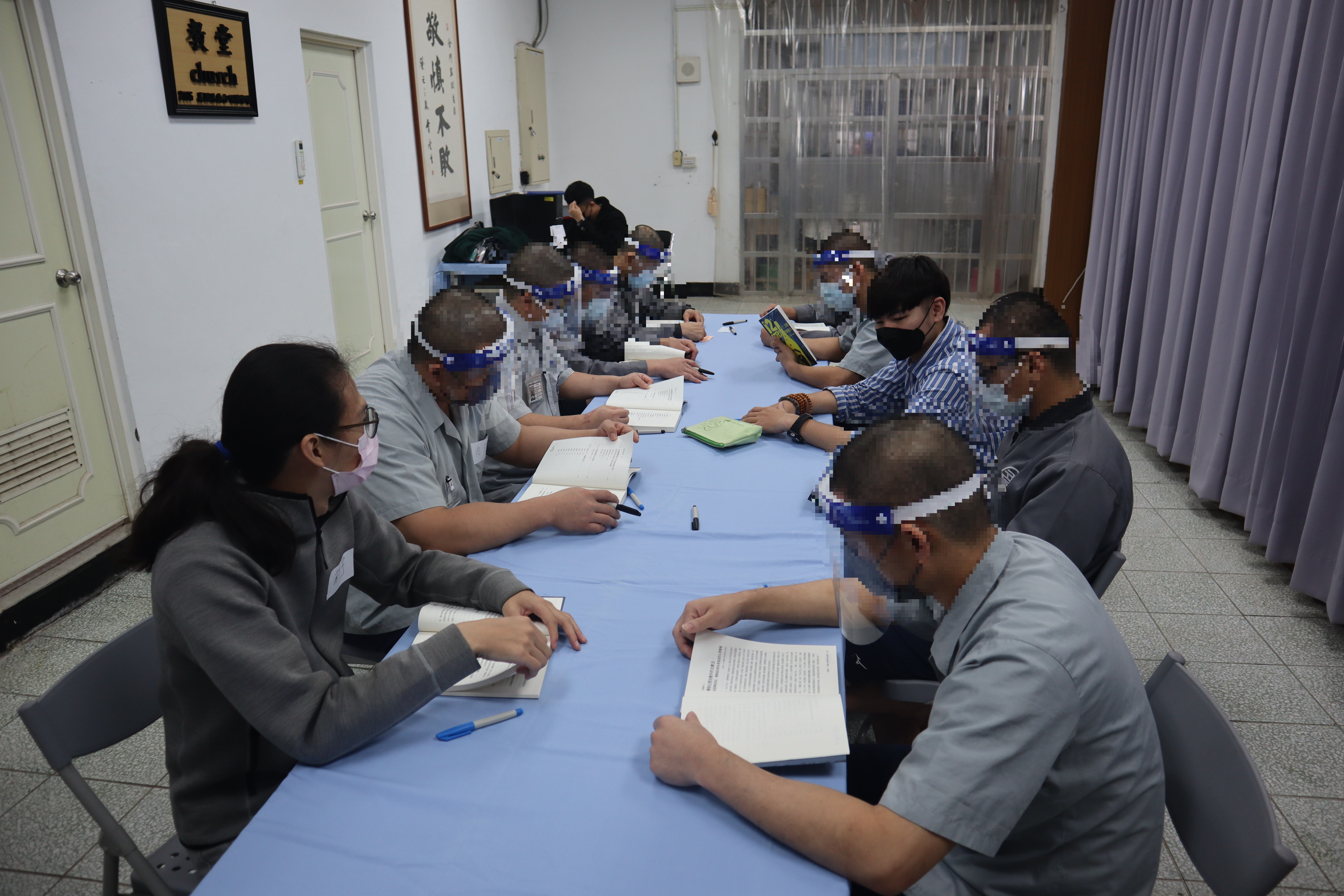 Psychologists and inmates read the book 12 Steps to Quit Addiction