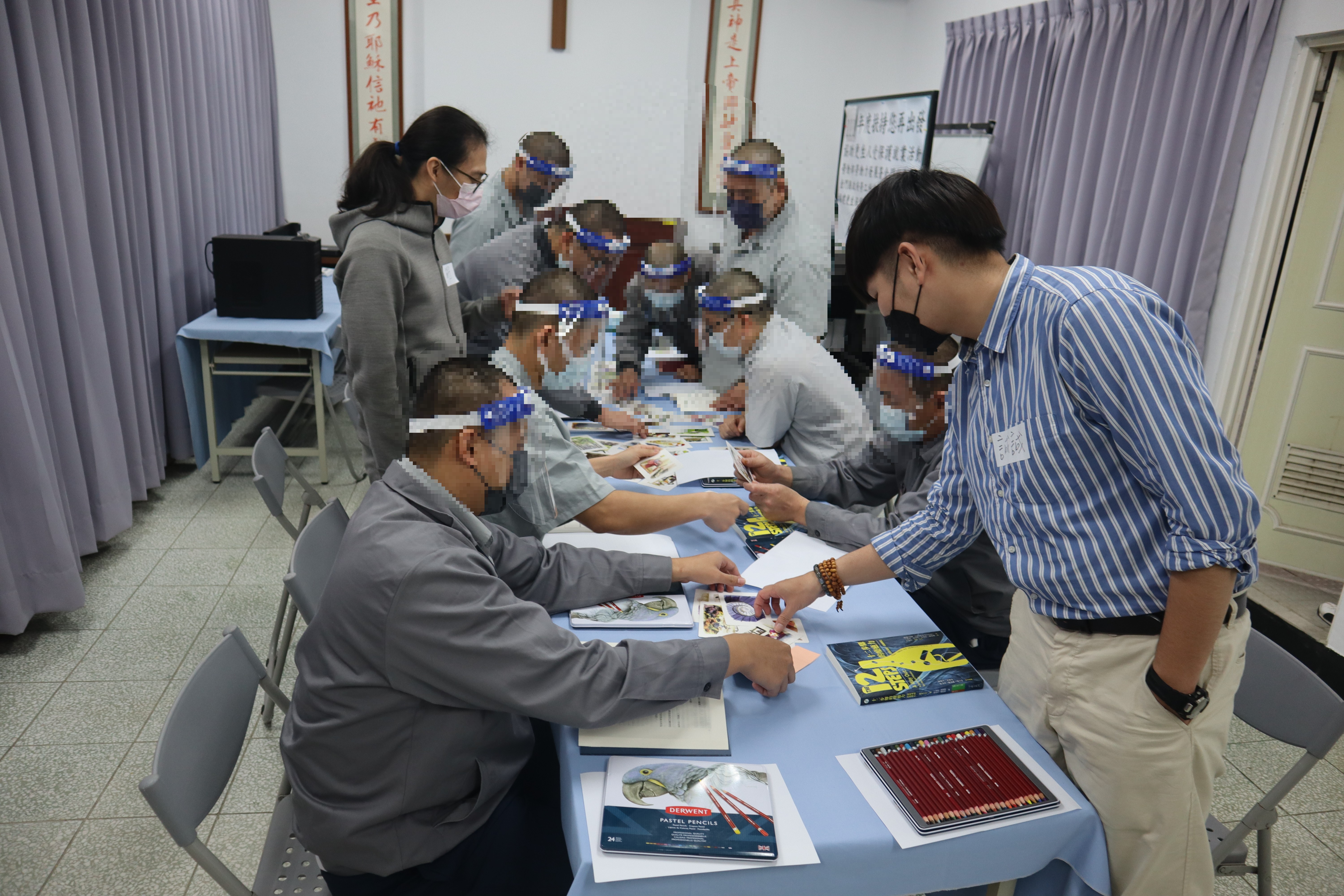 Psychologist invites inmates to paint