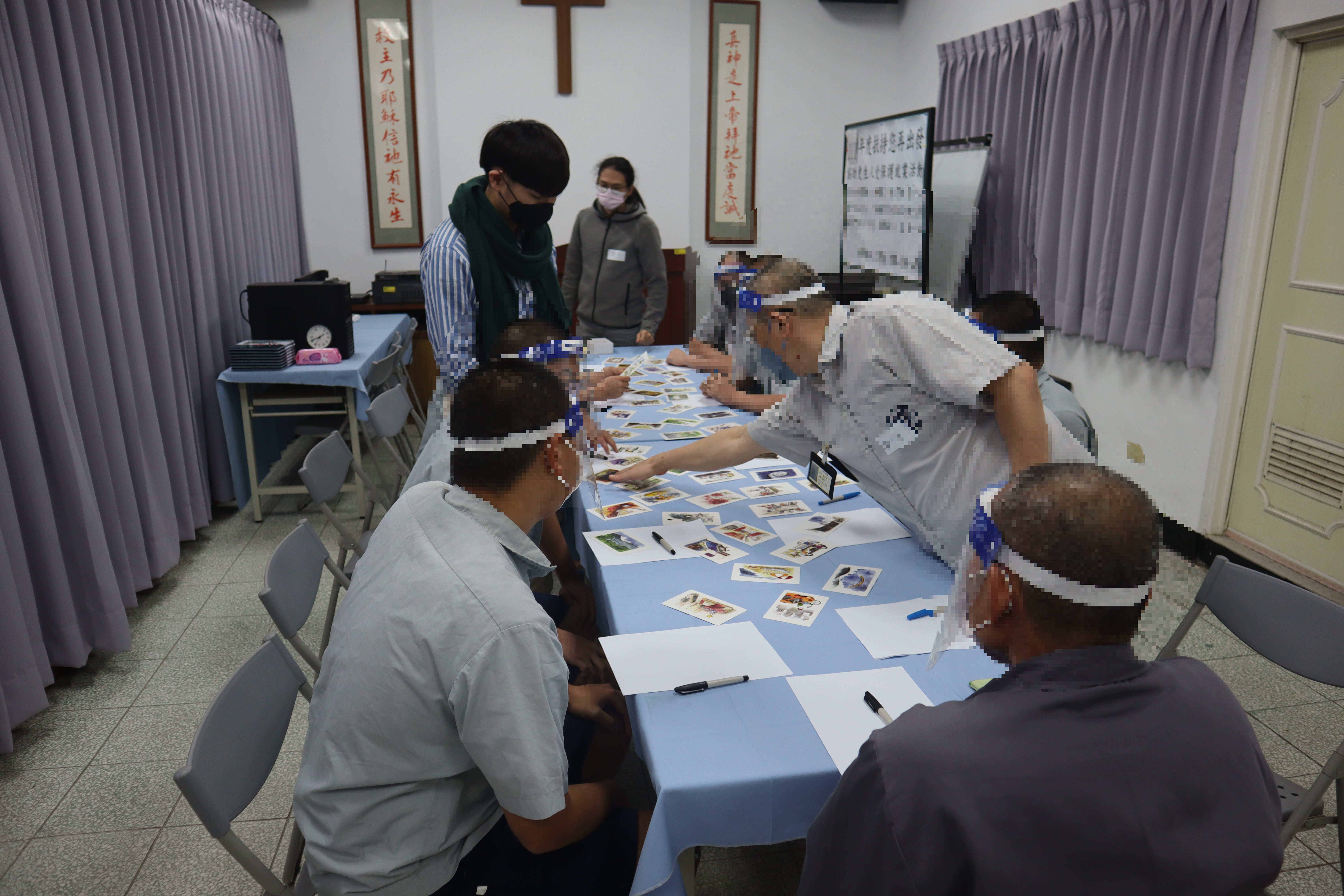 The psychologist uses the cards to interact with the inmates