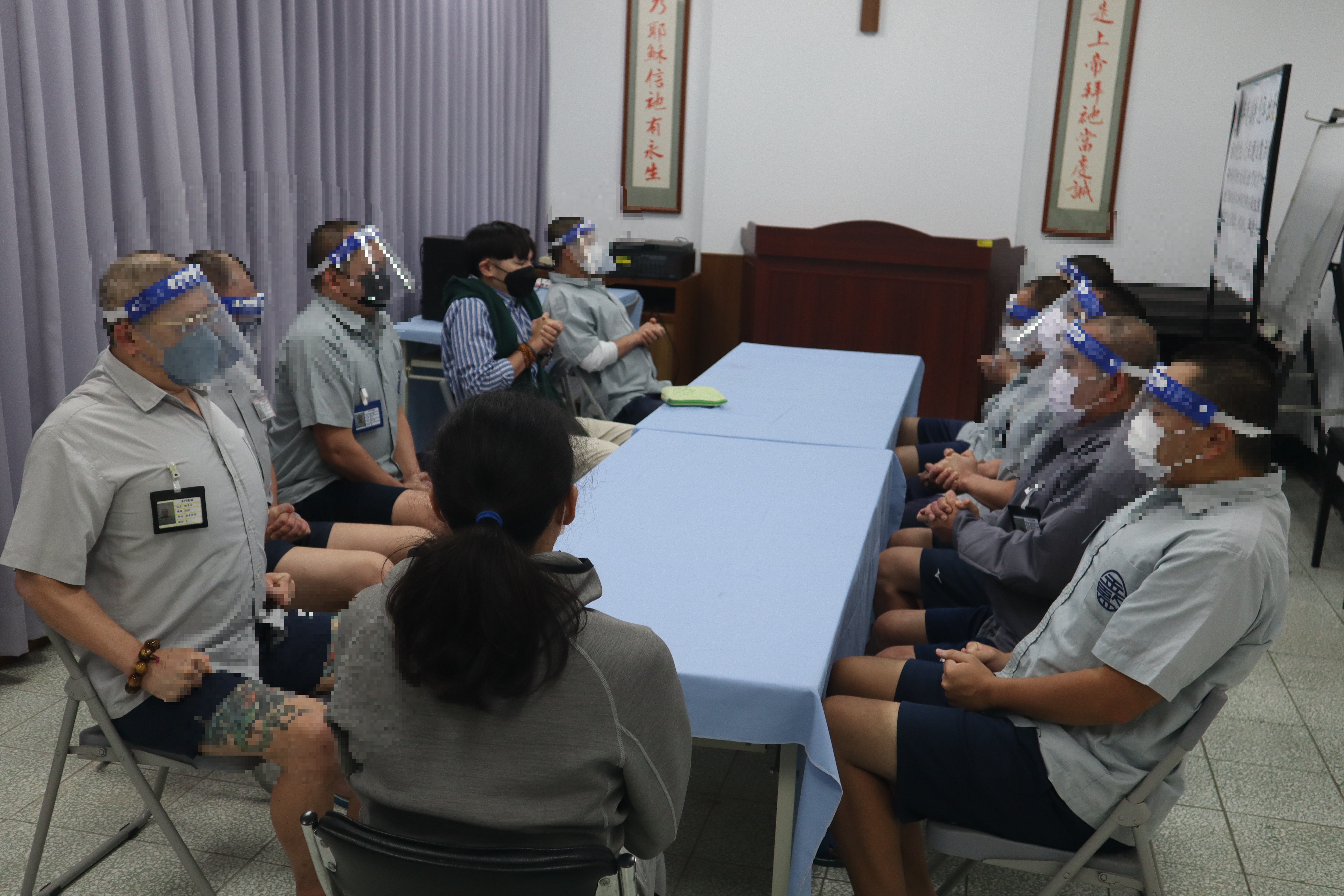 Psychologists teach inmates progressive muscle relaxation exercises