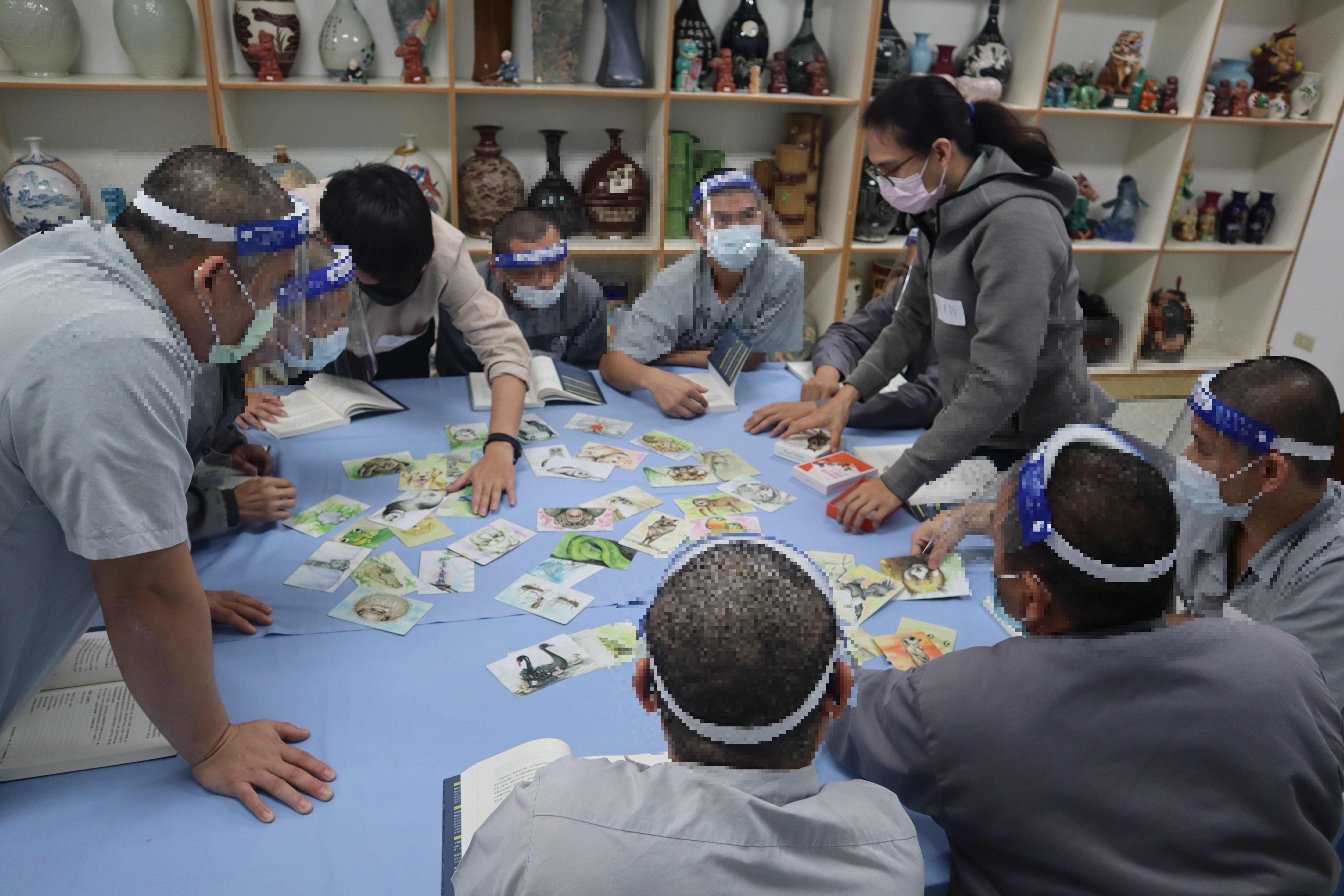 The psychologist explained the meaning and connotation of the selected cards to the recipients