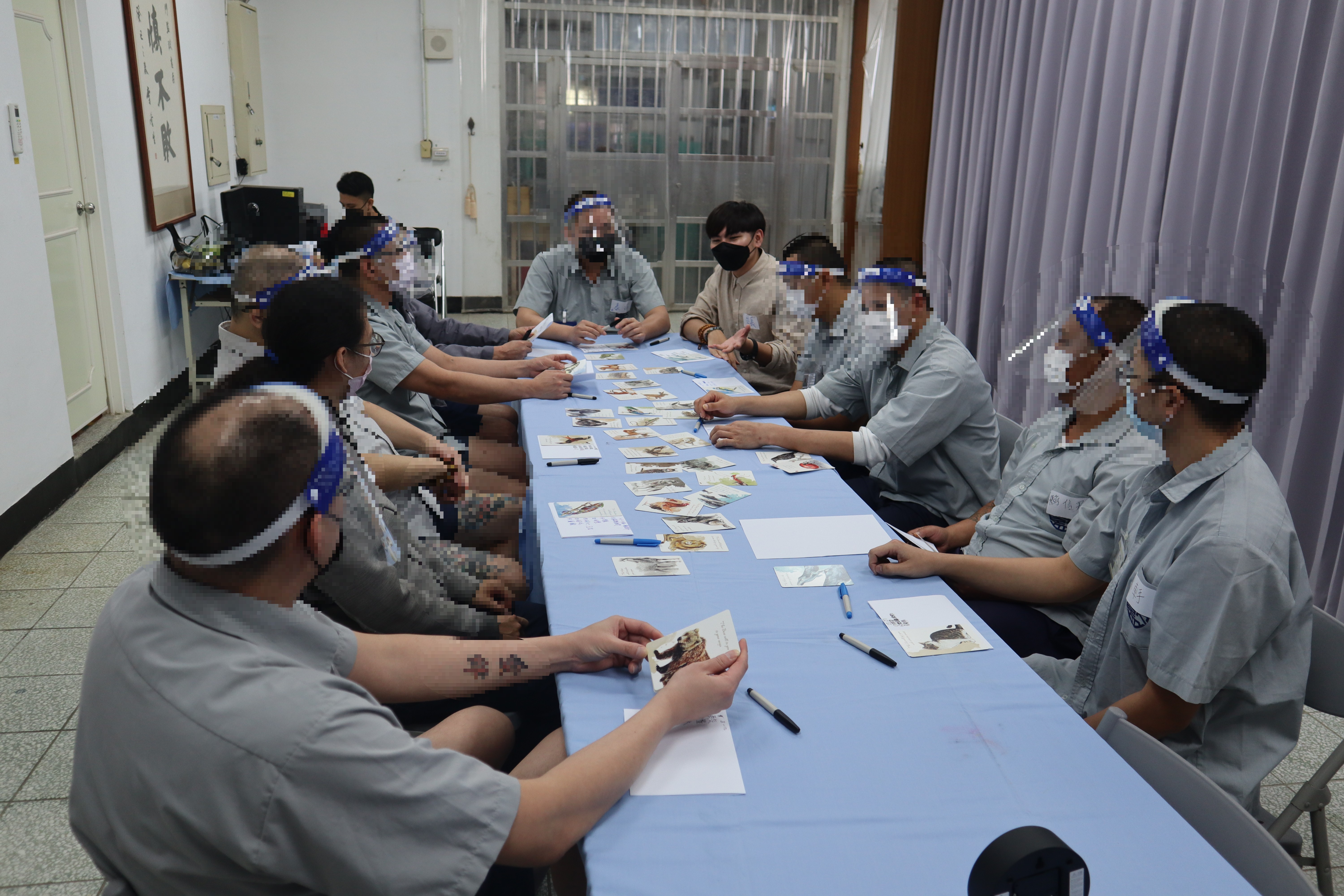 The psychologist tells the syllabus of the unit to the inmate