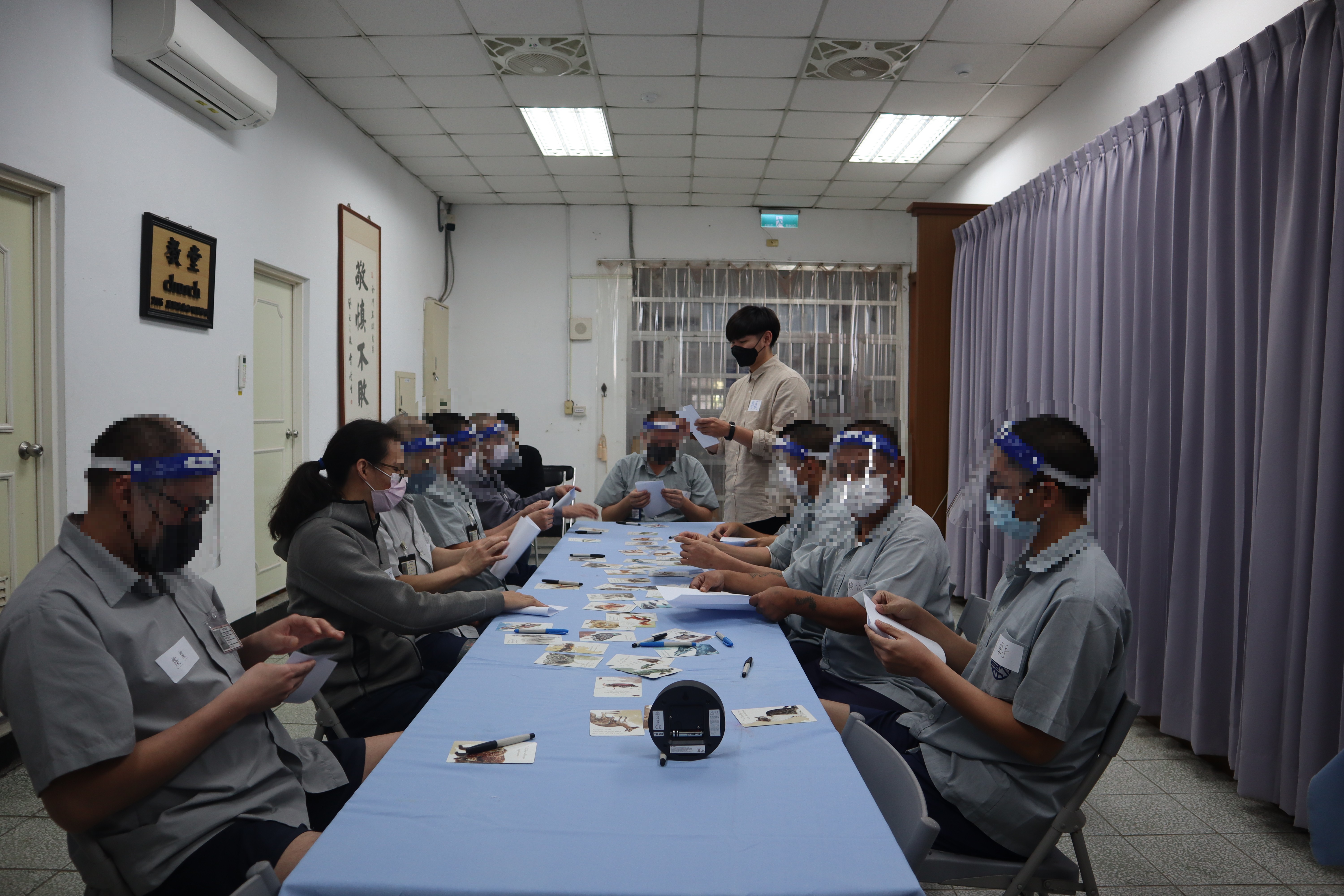 The psychologist invites the inmates to choose cards that suit their current mood