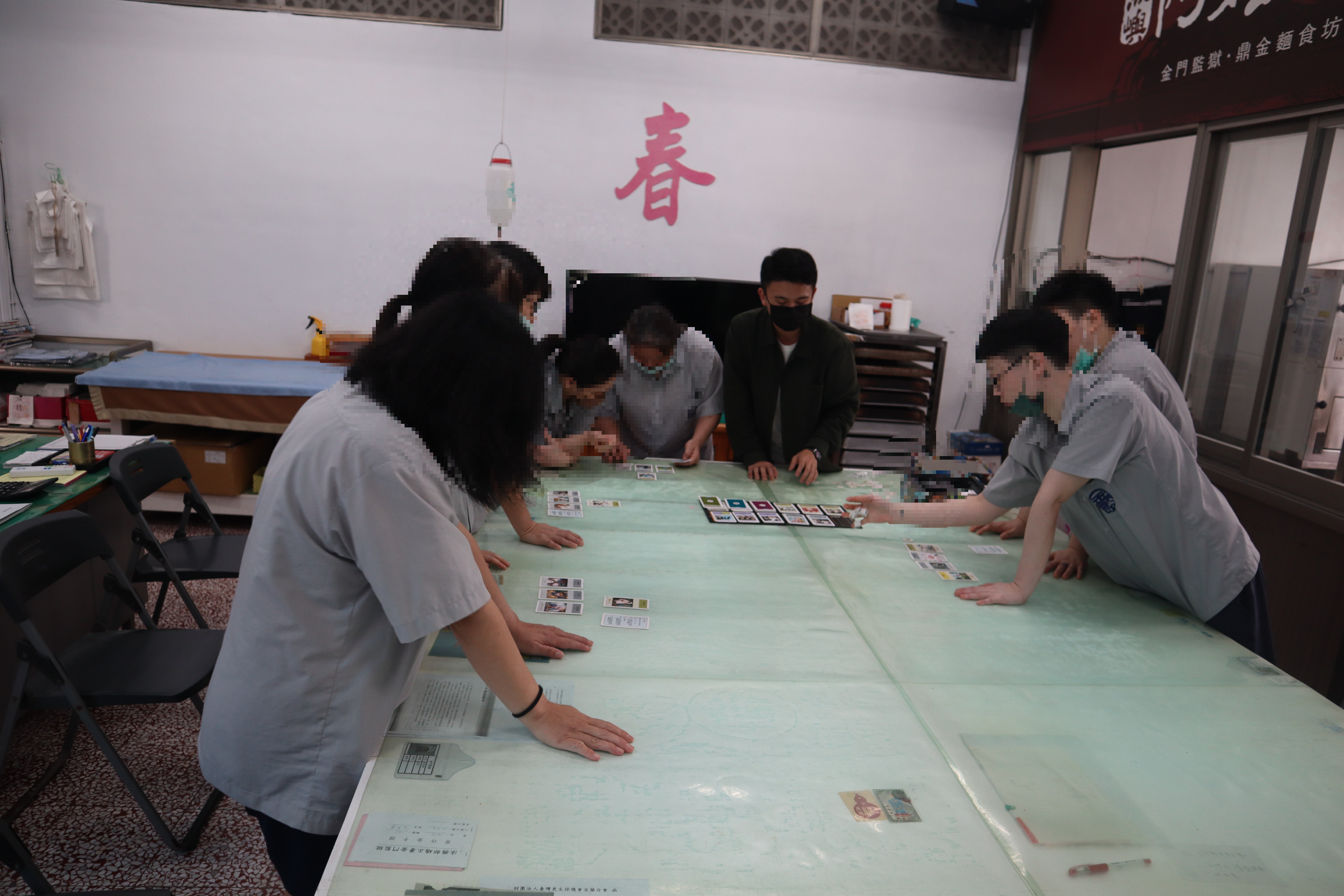 Psychological counselors and inmates are playing board games