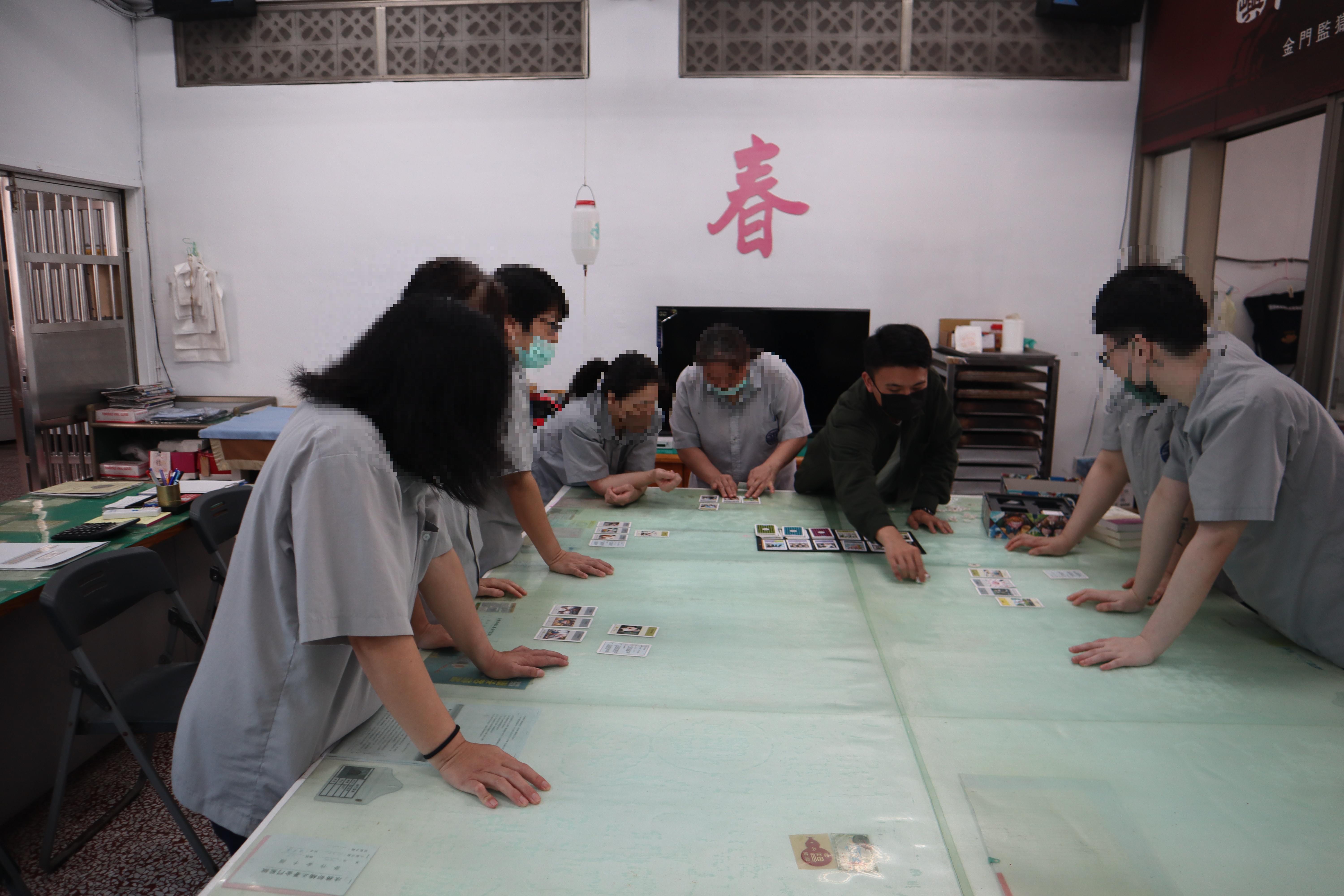 Psychological counselors interact with inmates on board games