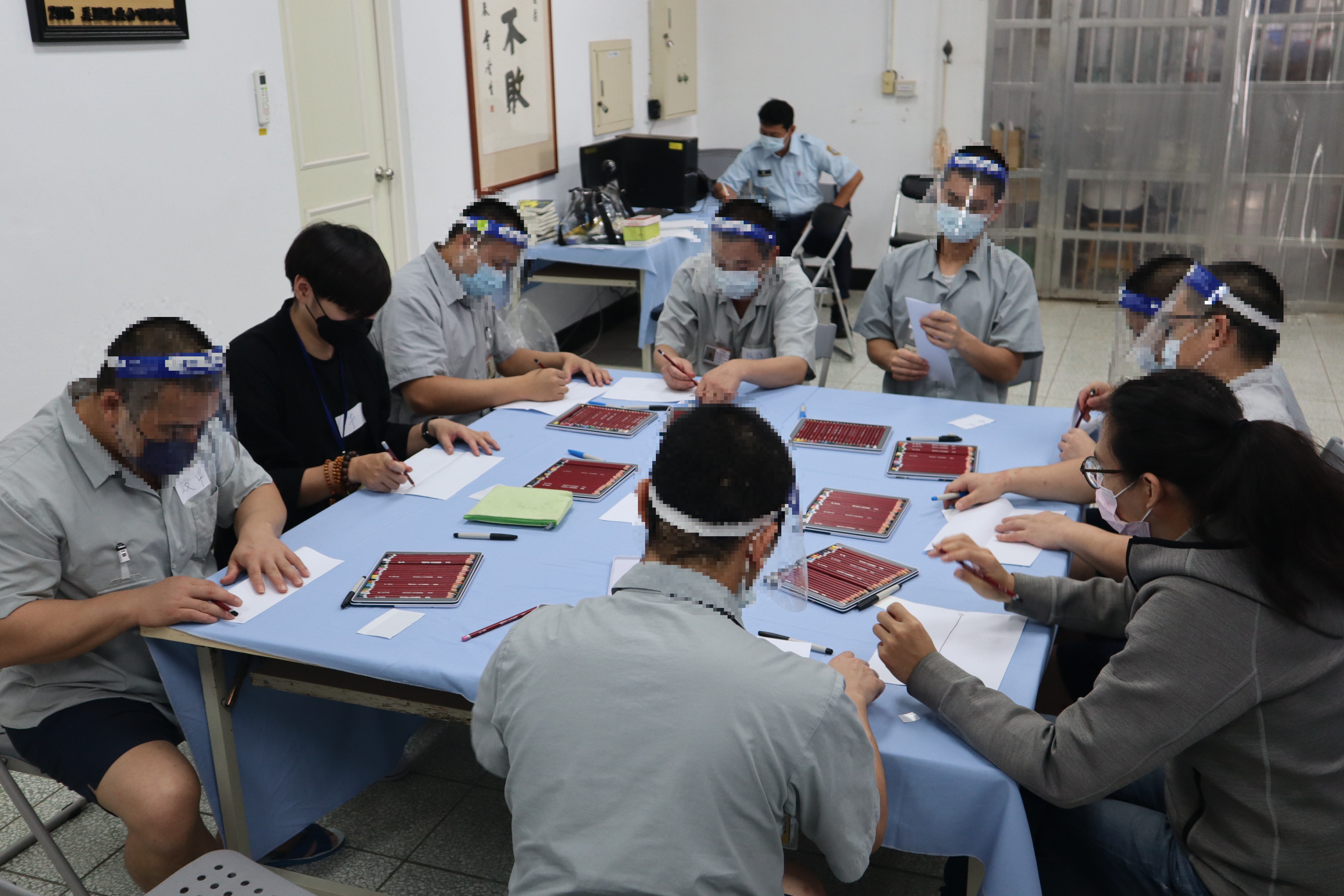 Psychologists and inmates are drawing their own artwork