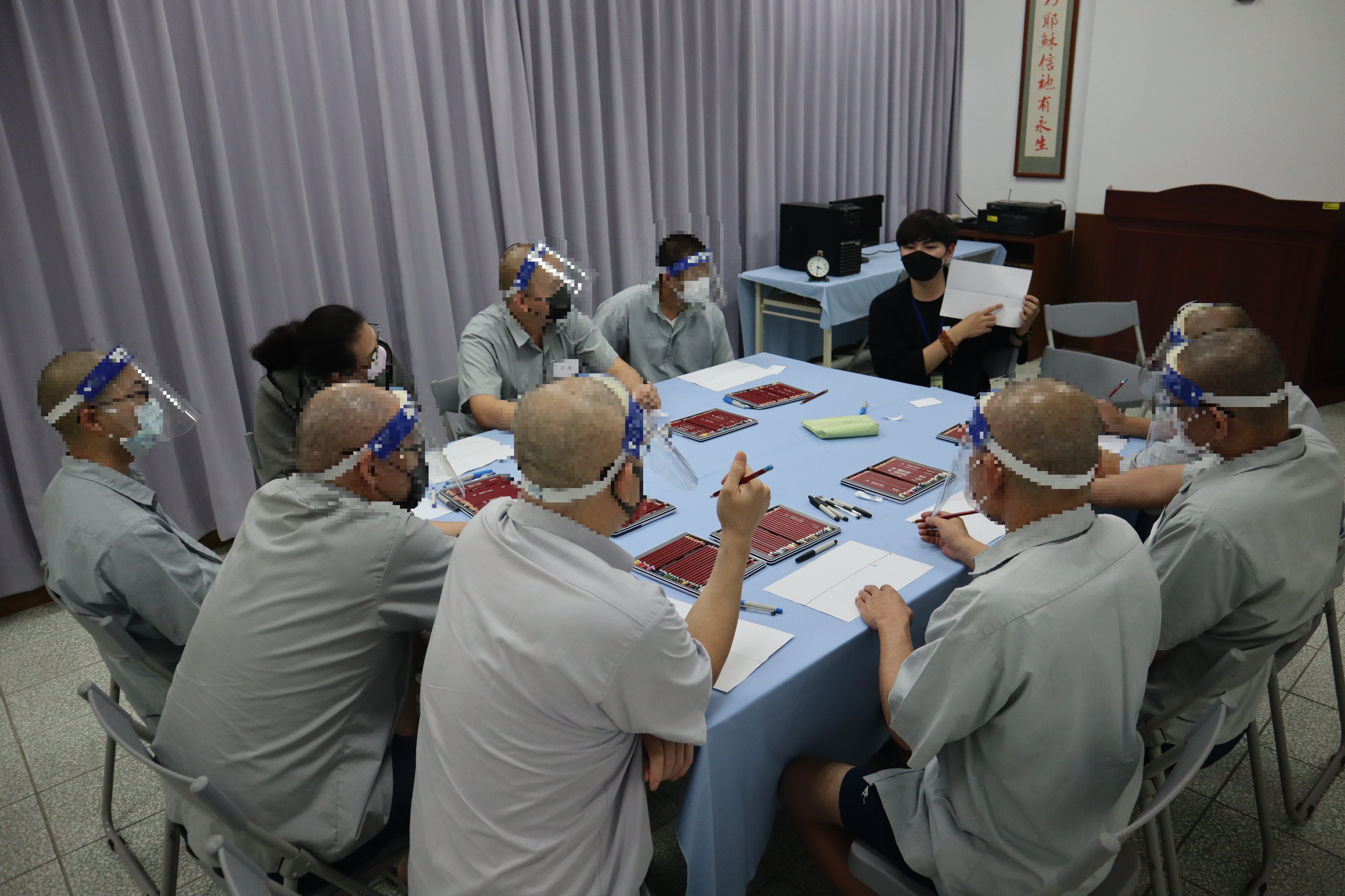 Psychologists present their work and concepts to inmates