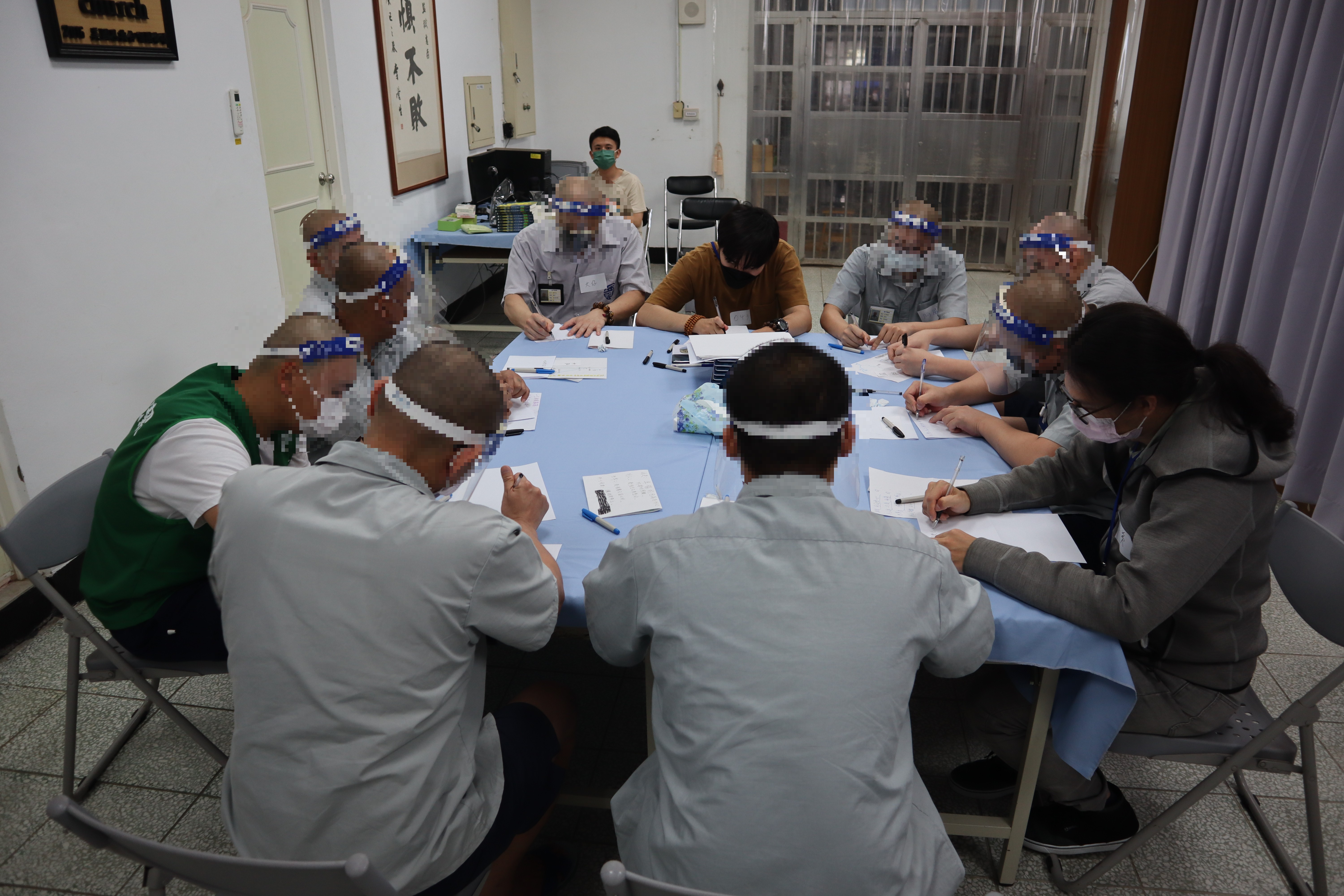 Psychologists and inmates draw works together