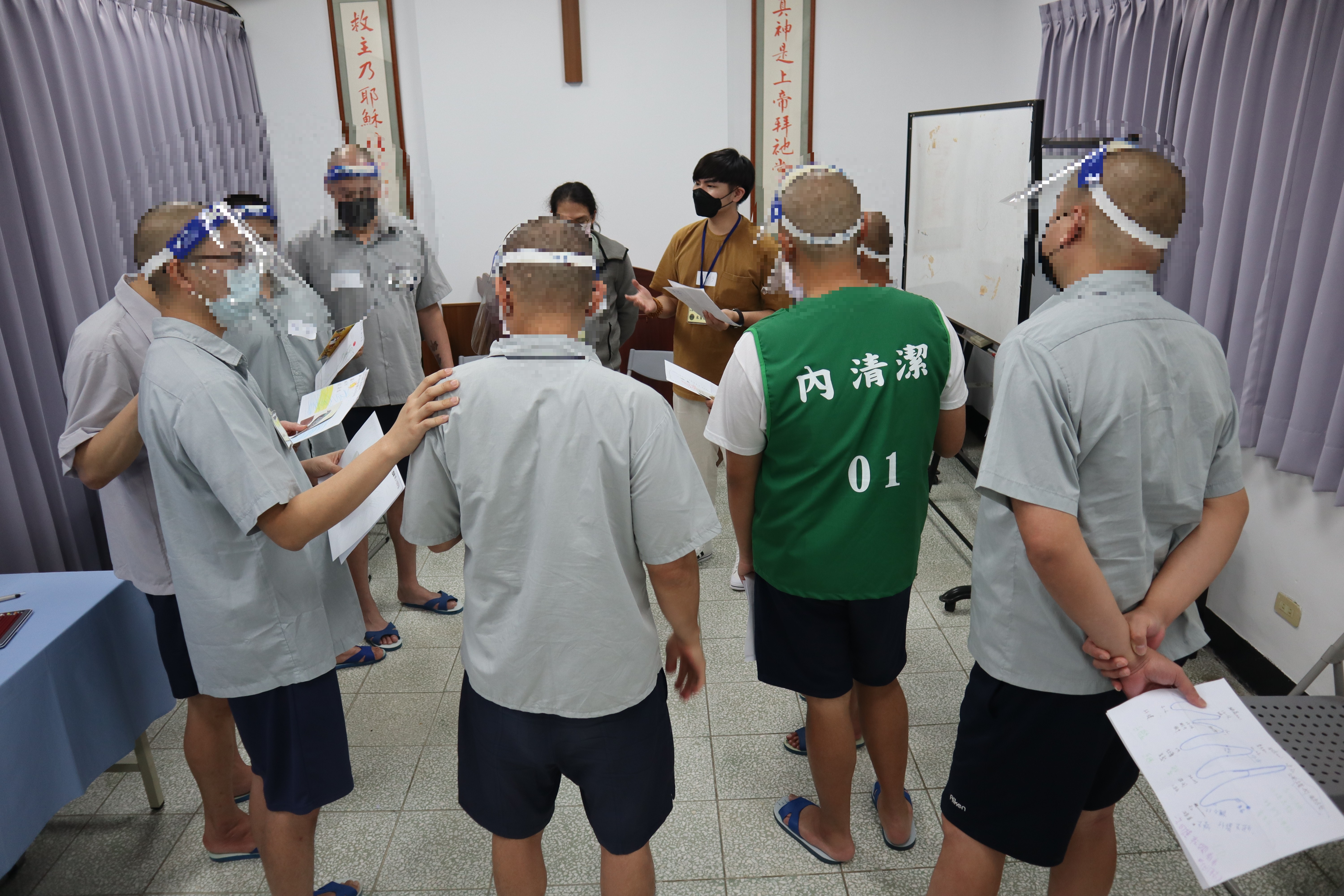 The psychologist invites the inmates to interact with the course in the form of a p