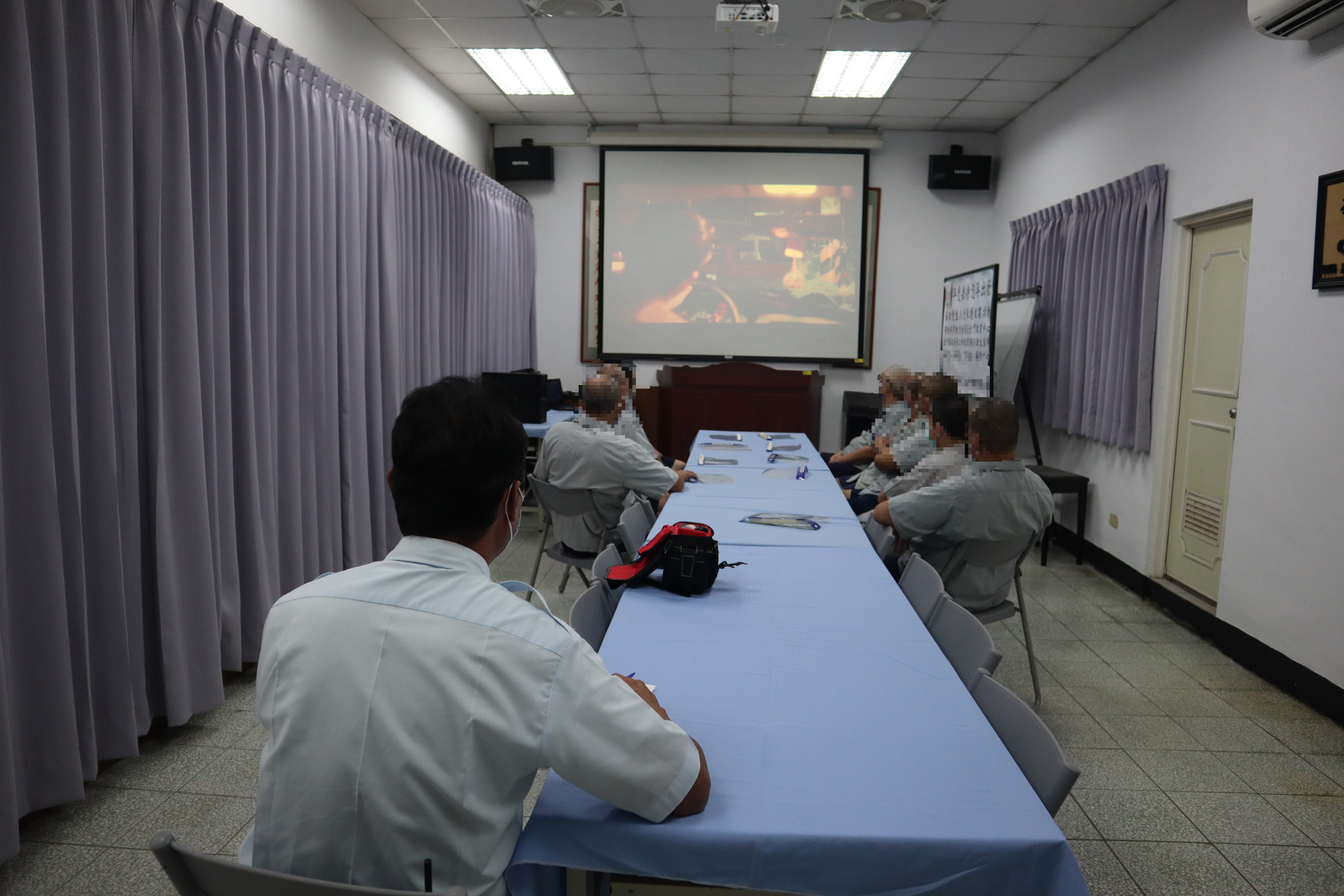 The defense supervisor accompanies the inmates to promote the prevention of drinking and driving
