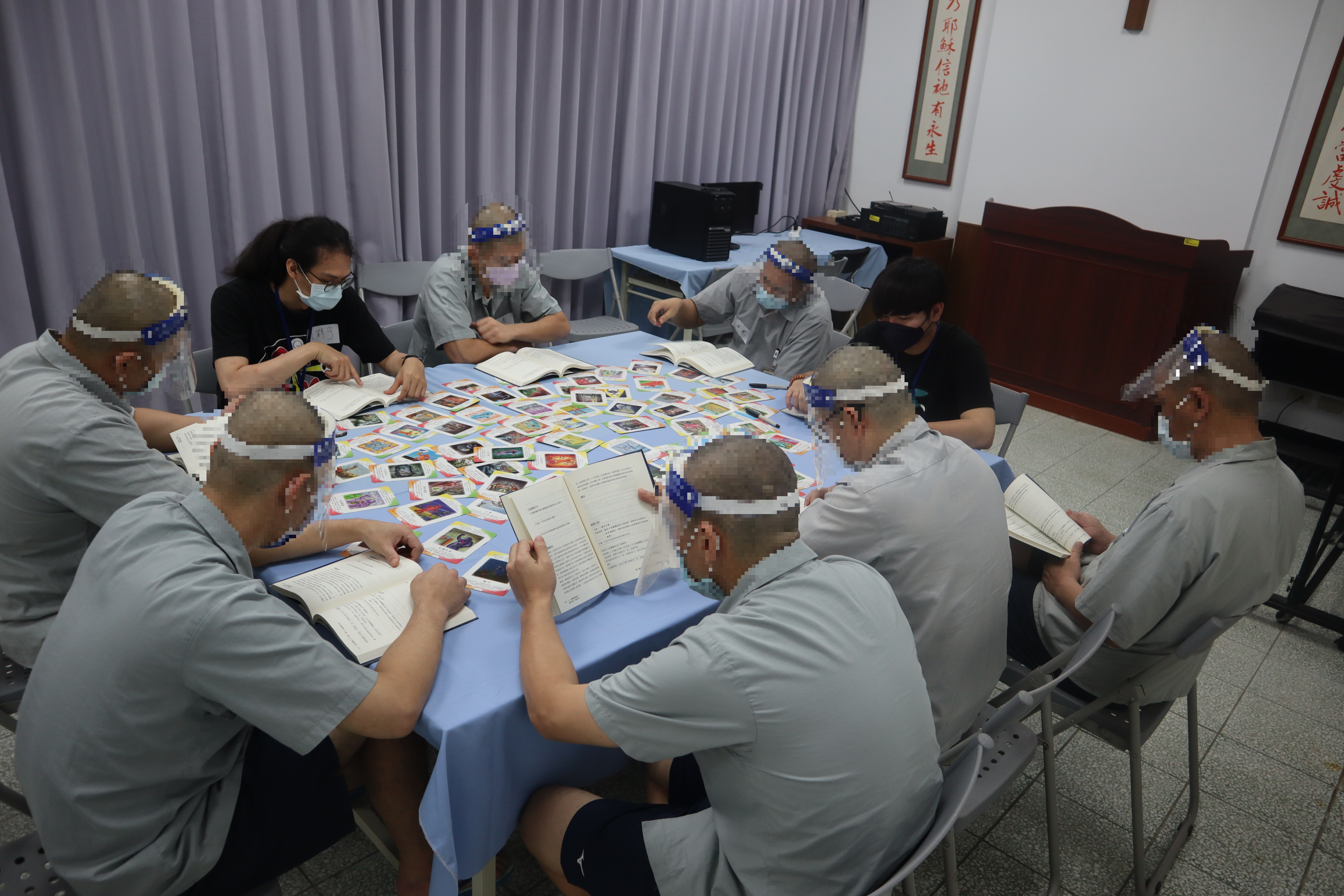 Psychologists assist inmates in reading books