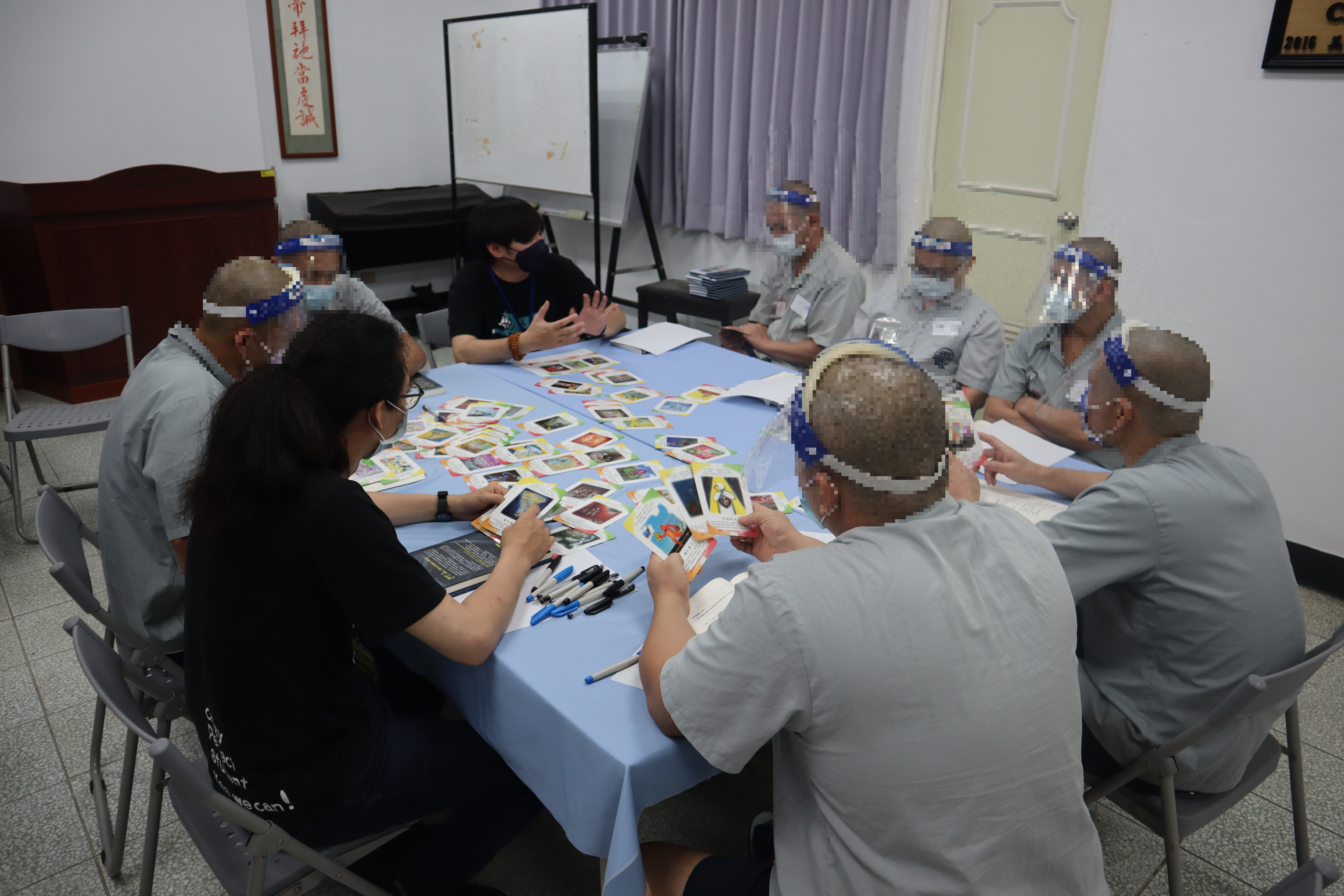Psychologist explaining the purpose of using cards for lessons