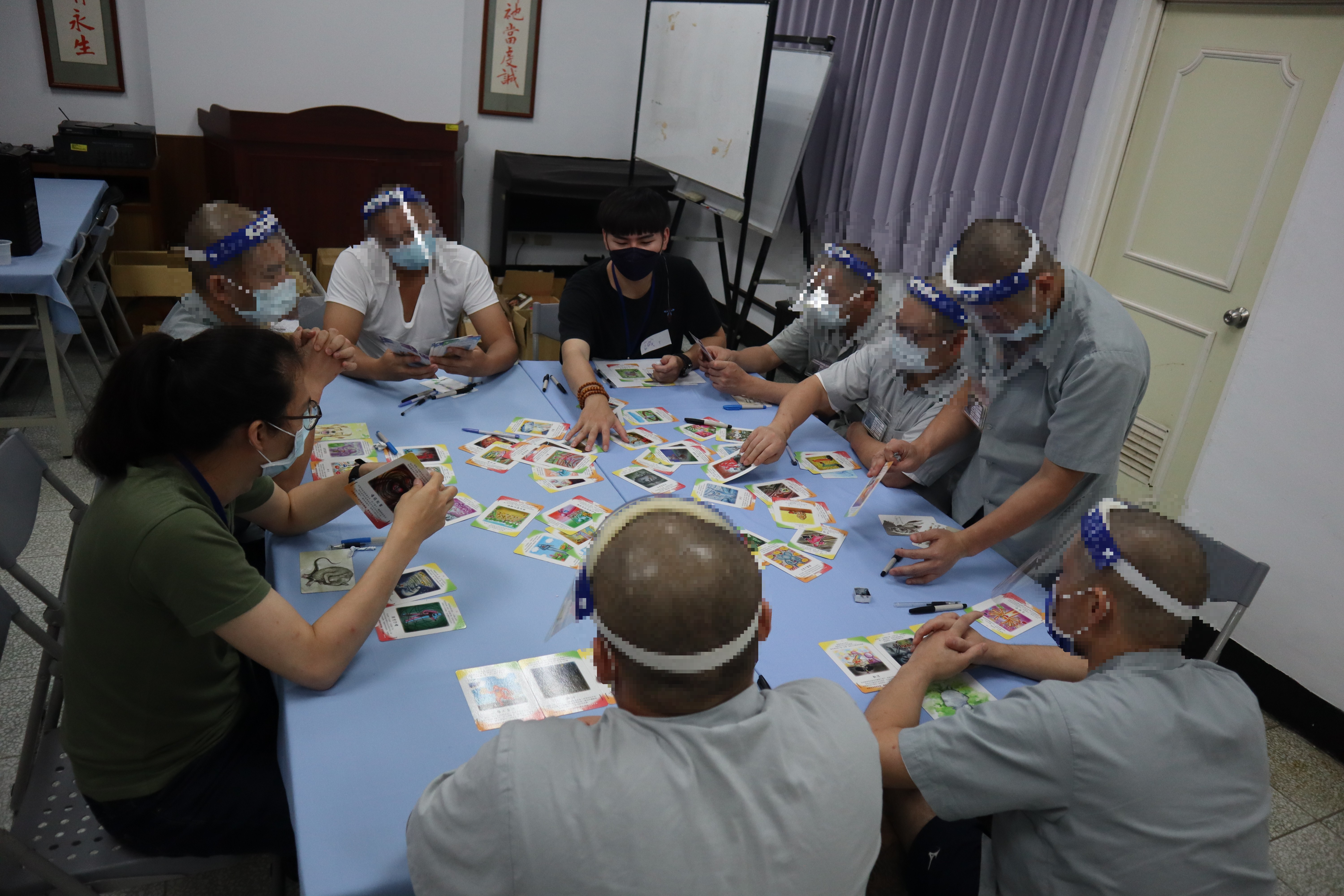 (Psychologists and inmates select cards together)