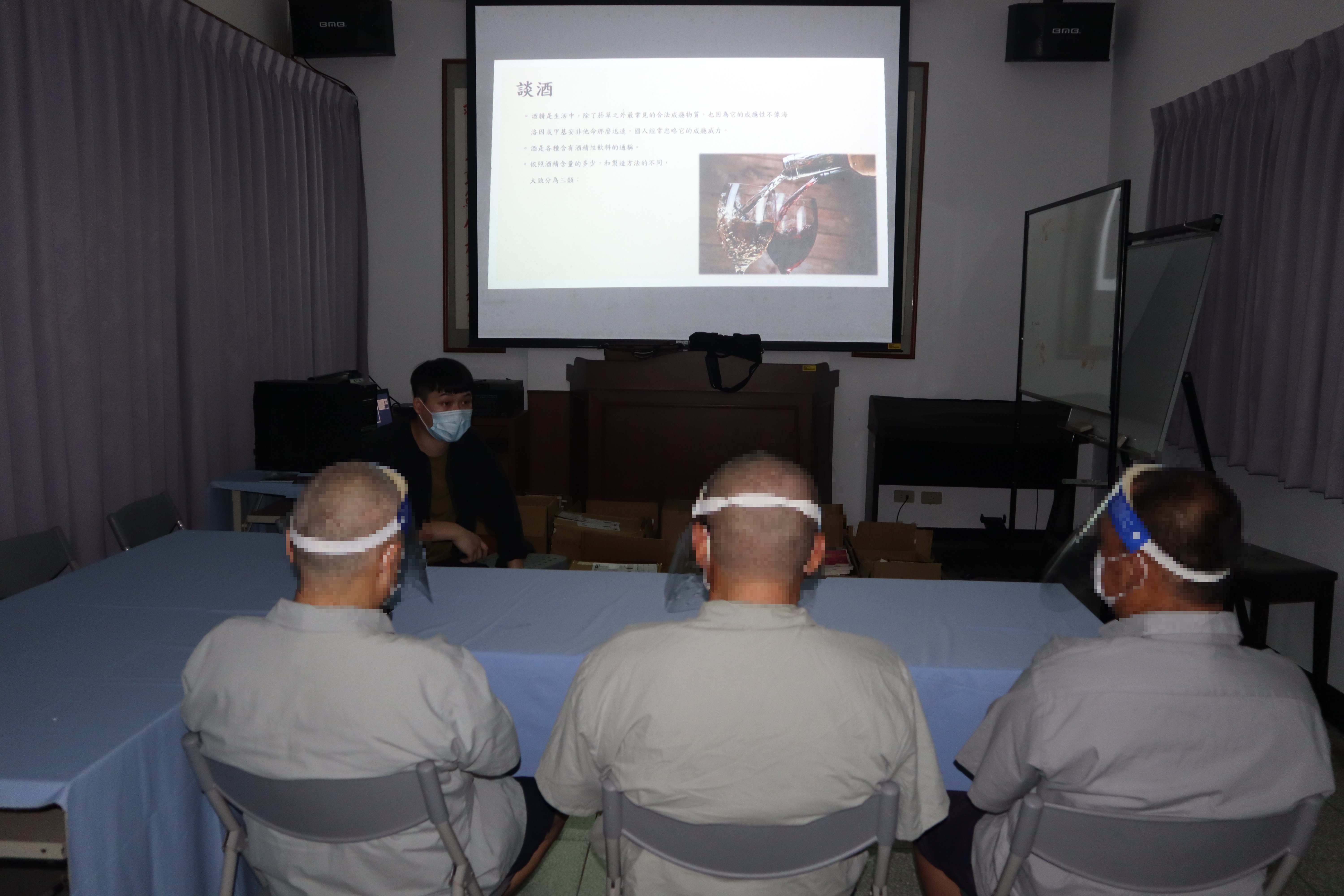 (Social workers explain the harm caused by drunk driving and serious social accidents)