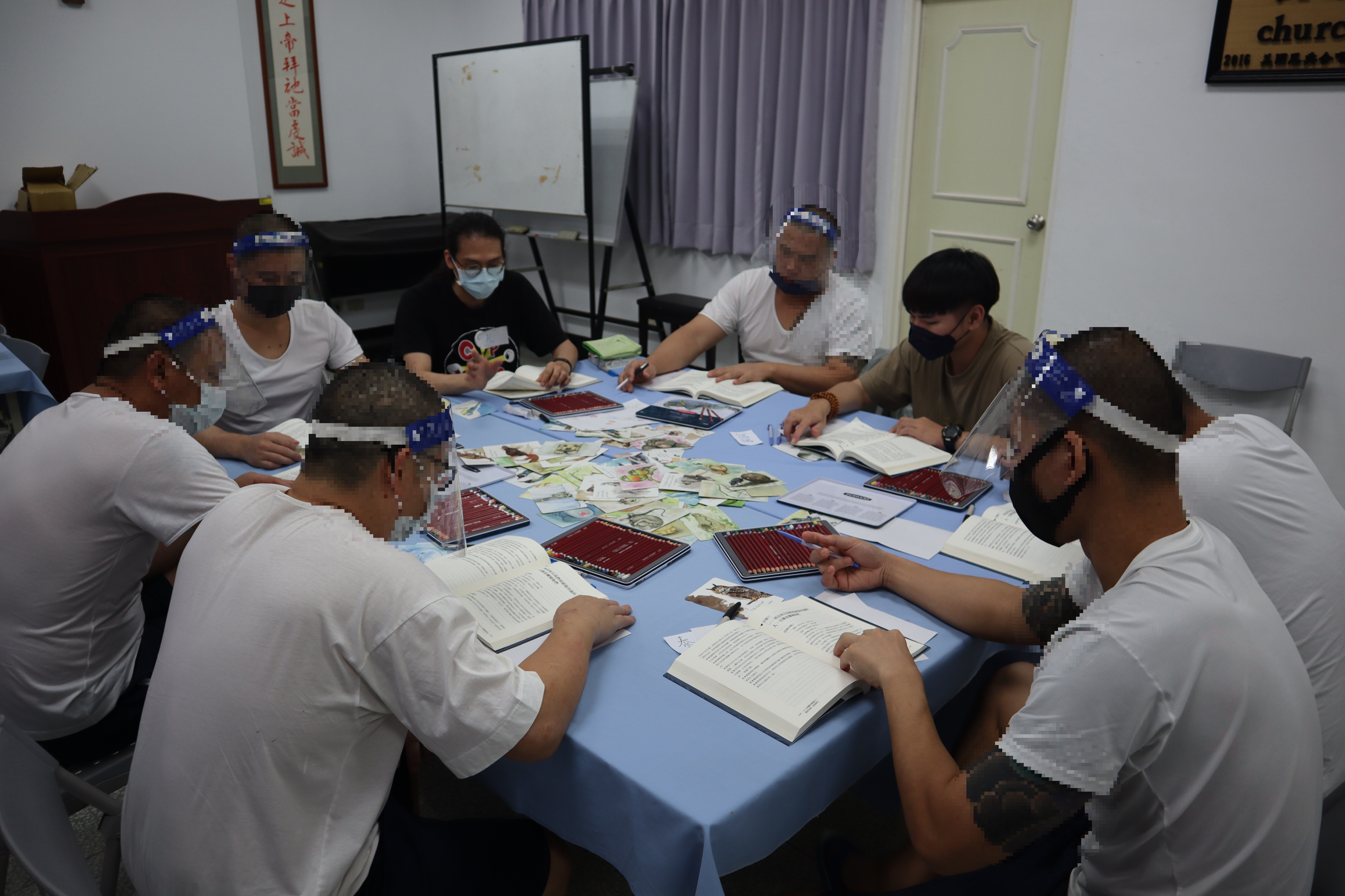 (Psychologists and inmates draw works together)