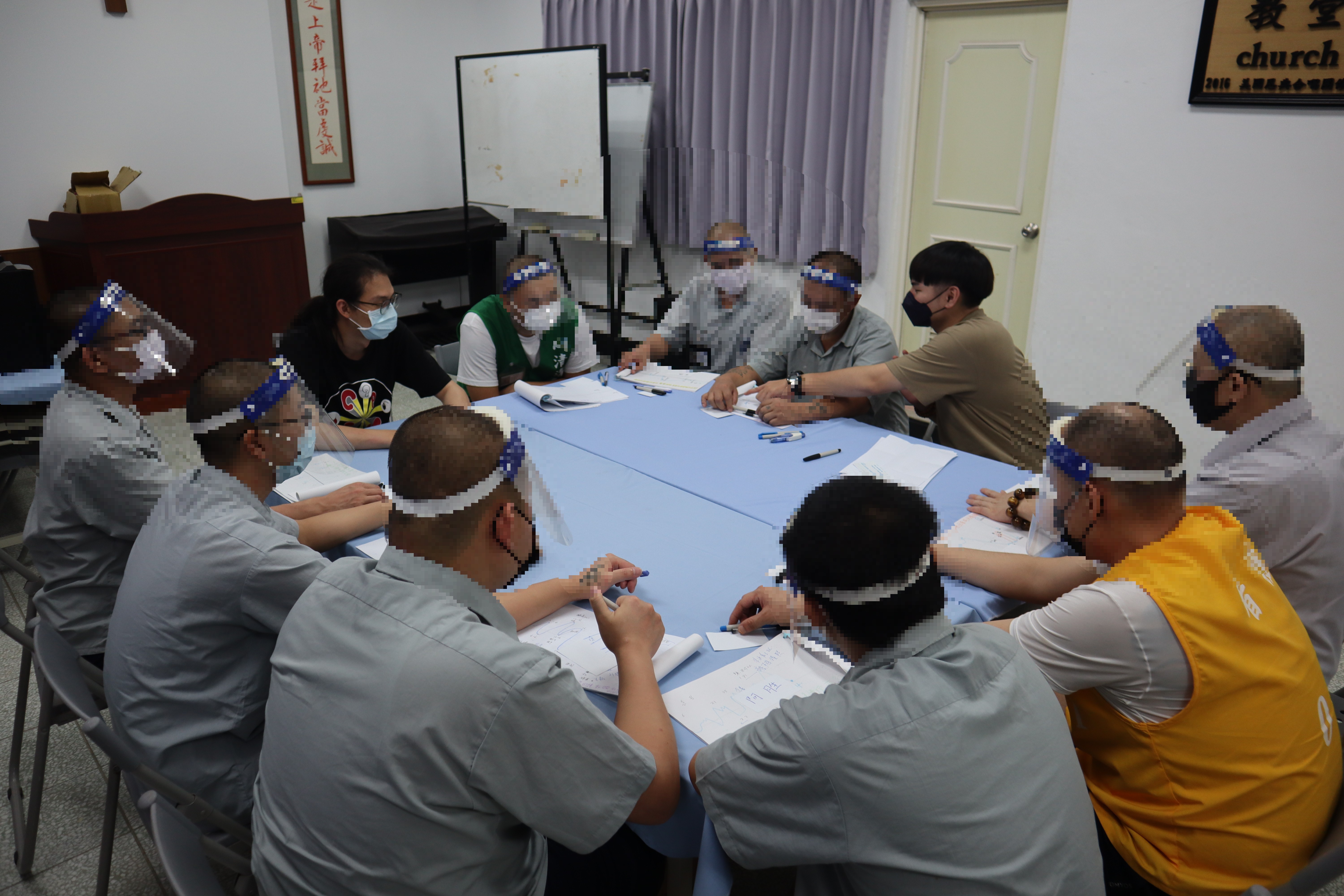 (Psychologists interact with inmates)
