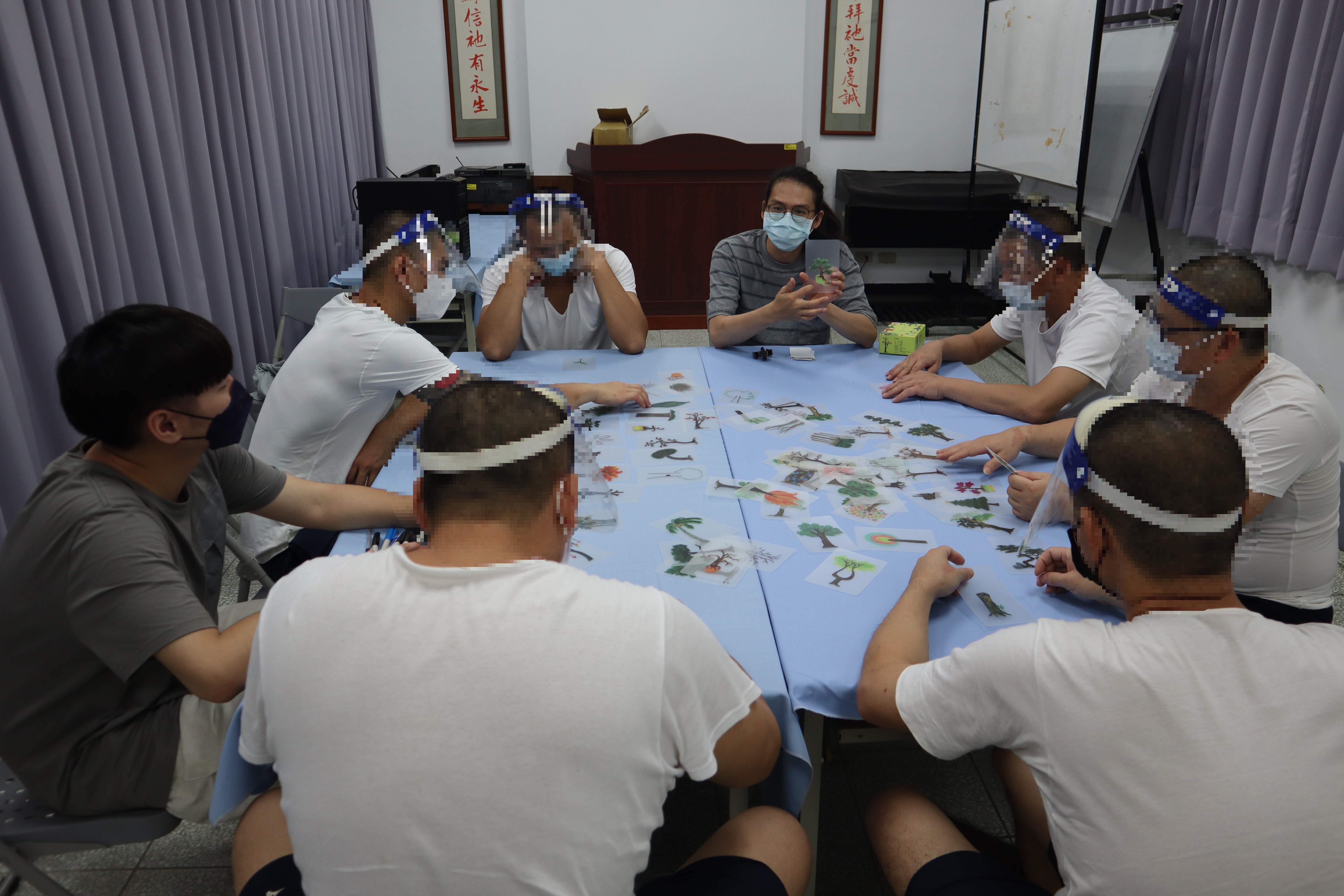 (The psychologist explains the core content of the course to the inmates)