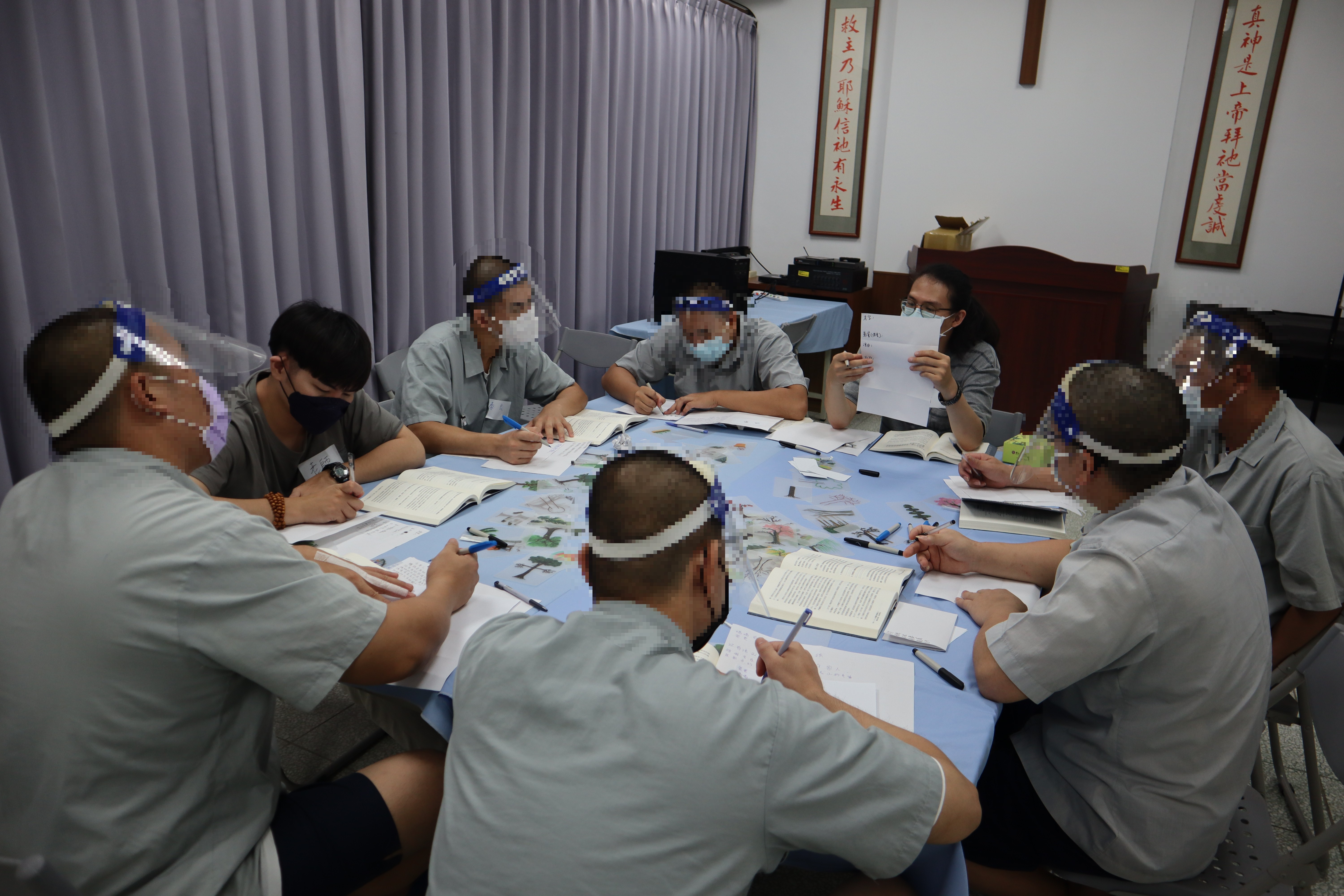 (The psychologist tells the inmates the precautions for drawing works)