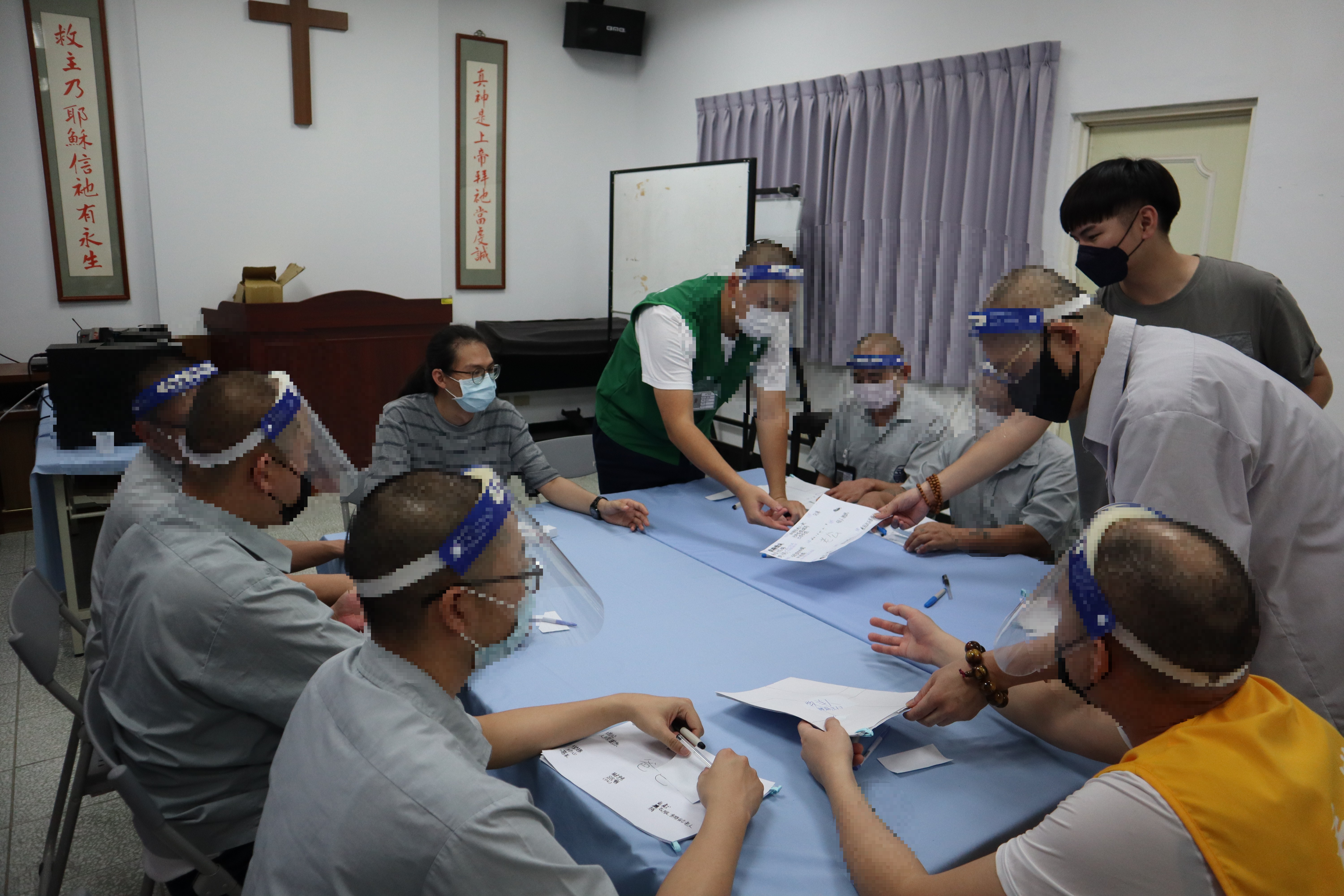 (The psychologist will return the previous works to the inmates)