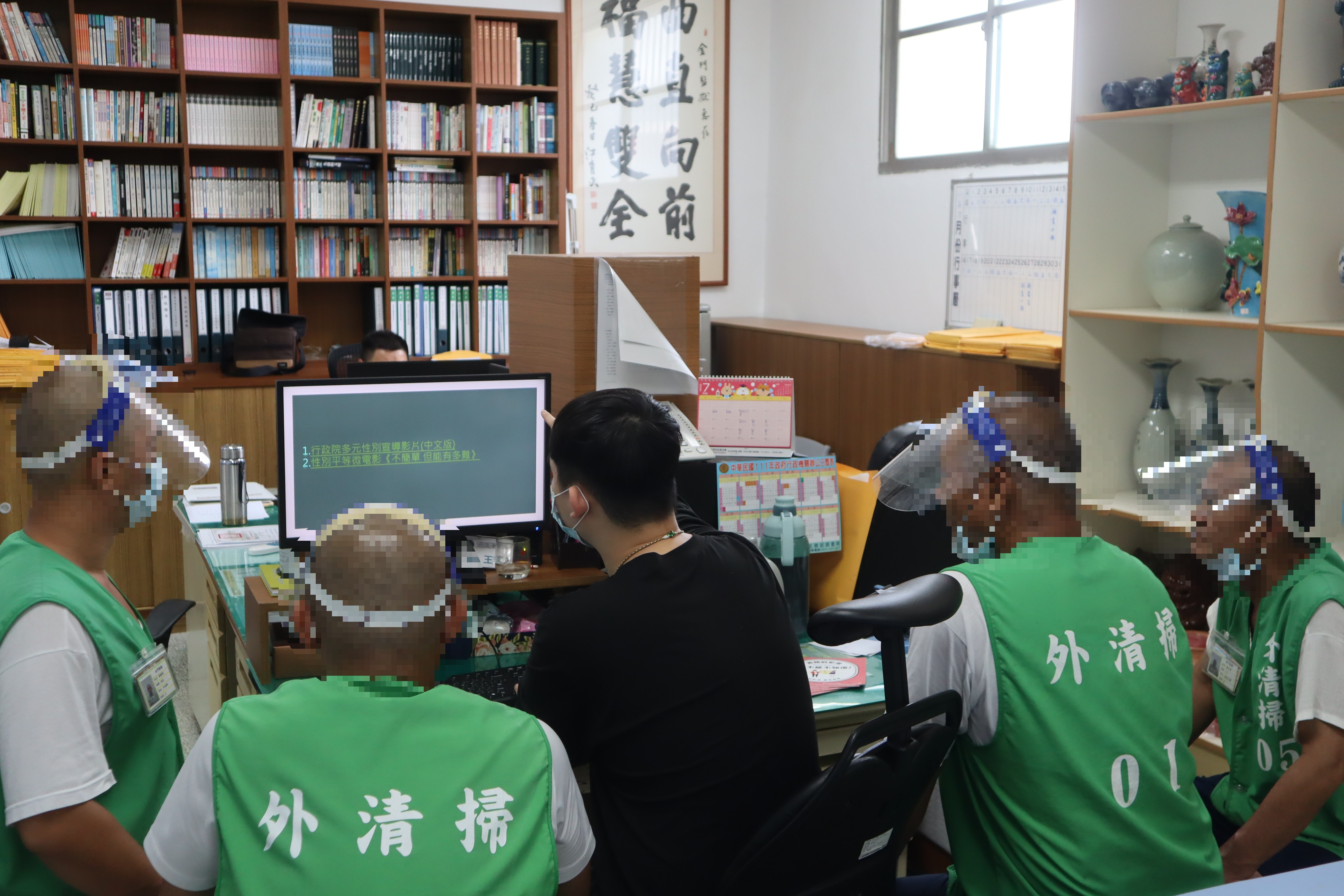 Social workers introduce the video of this promotion
