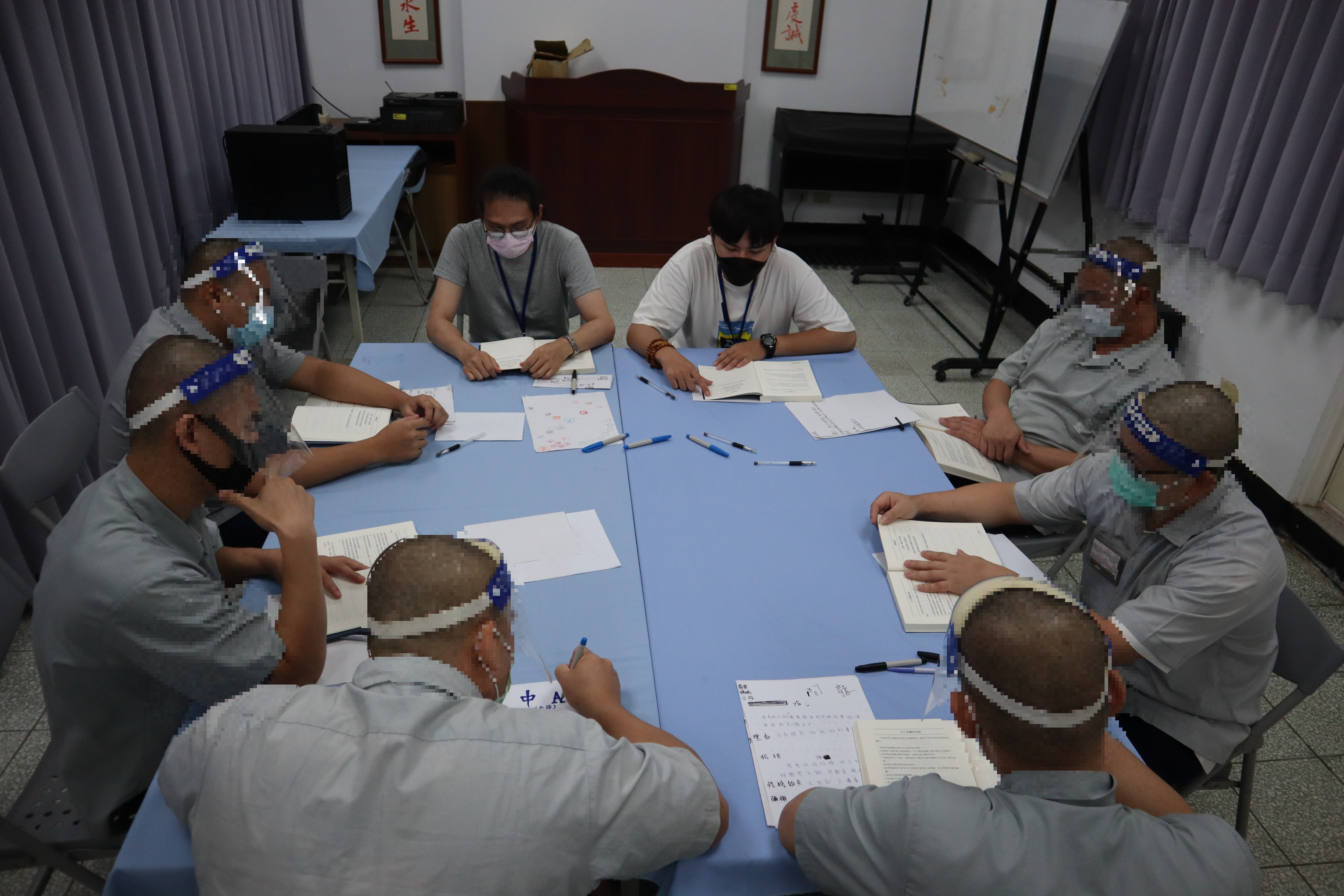 Psychologists and inmates draw works together
