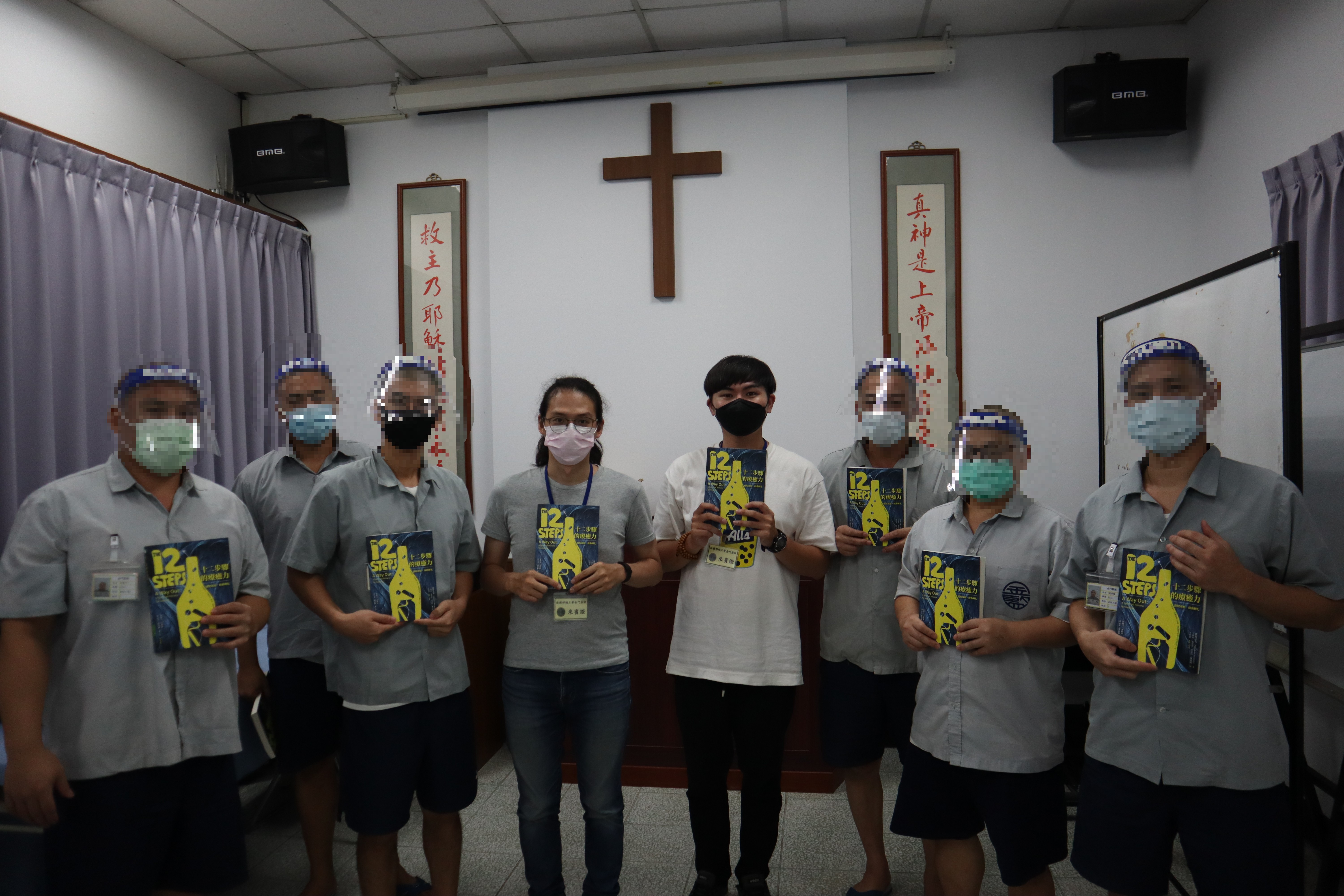 Group photo of psychologists and inmates at the end of the group