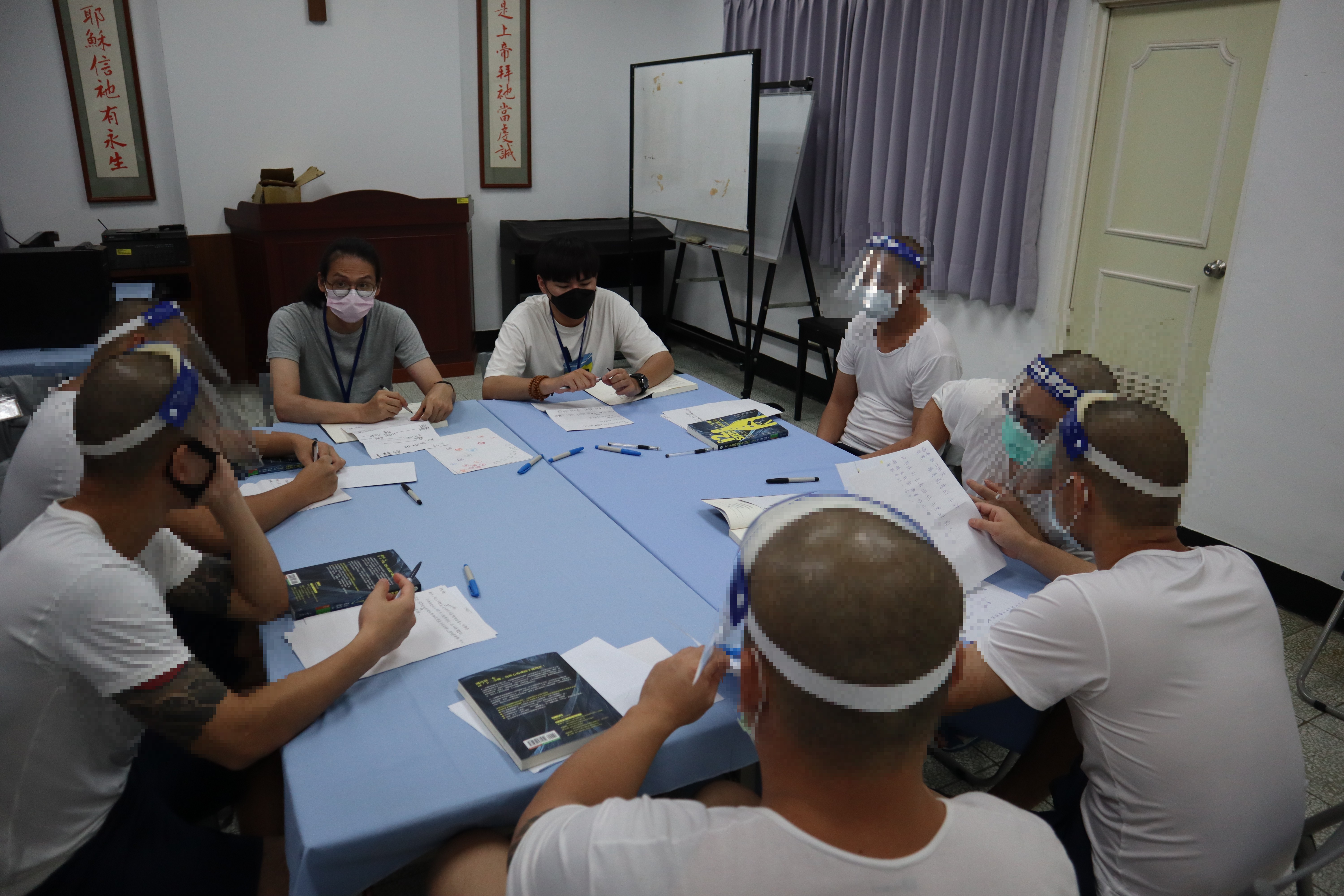 Psychologists and inmates talk about key summaries and reviews of previous courses