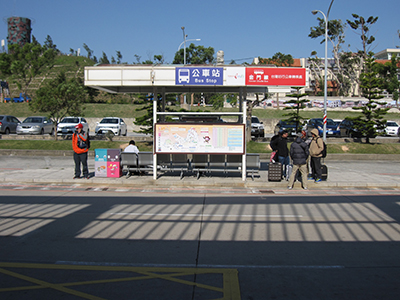 機場出境門正前方公車站